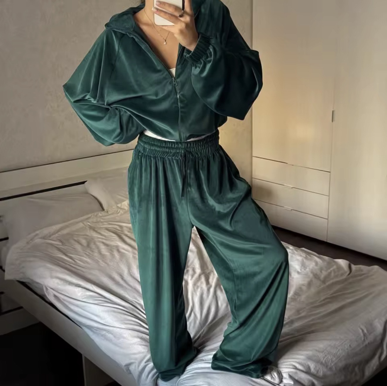 Žalias aksominis laisvalaikio kostiumas