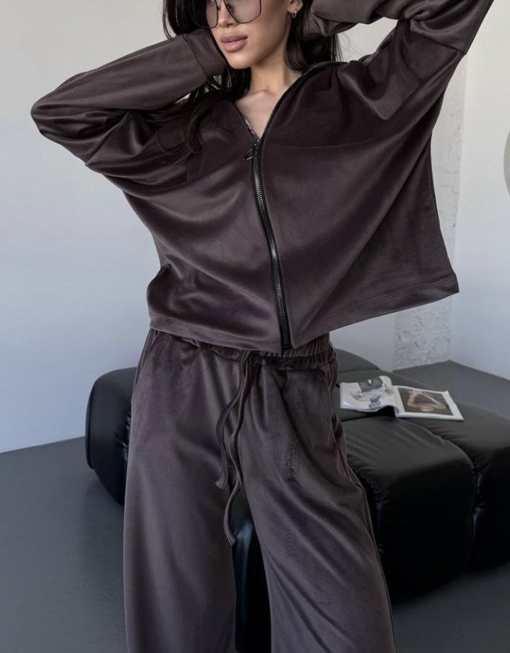 Tamsiai rudos spalvos minkštas kostiumėlis