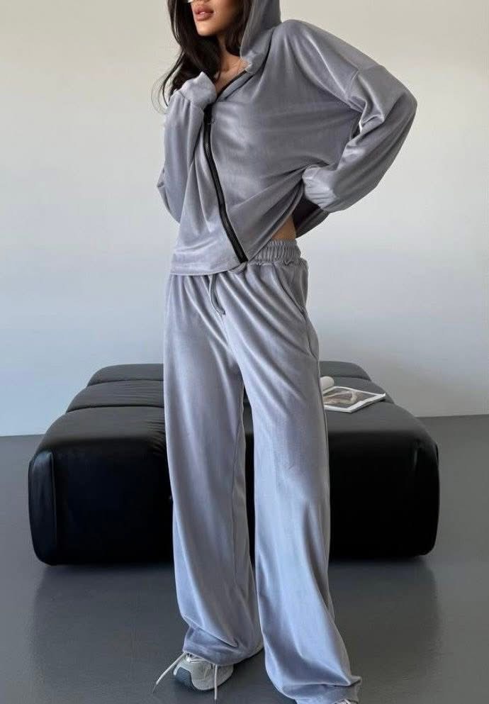 Pilkos spalvos  veliūrinis treningas