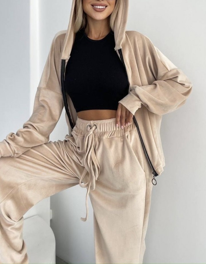 Minkštas veliūrinis kostiumėlis