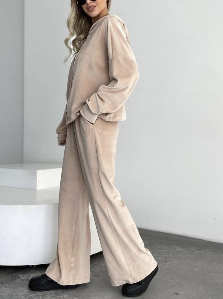 Minkštas veliūrinis kostiumėlis