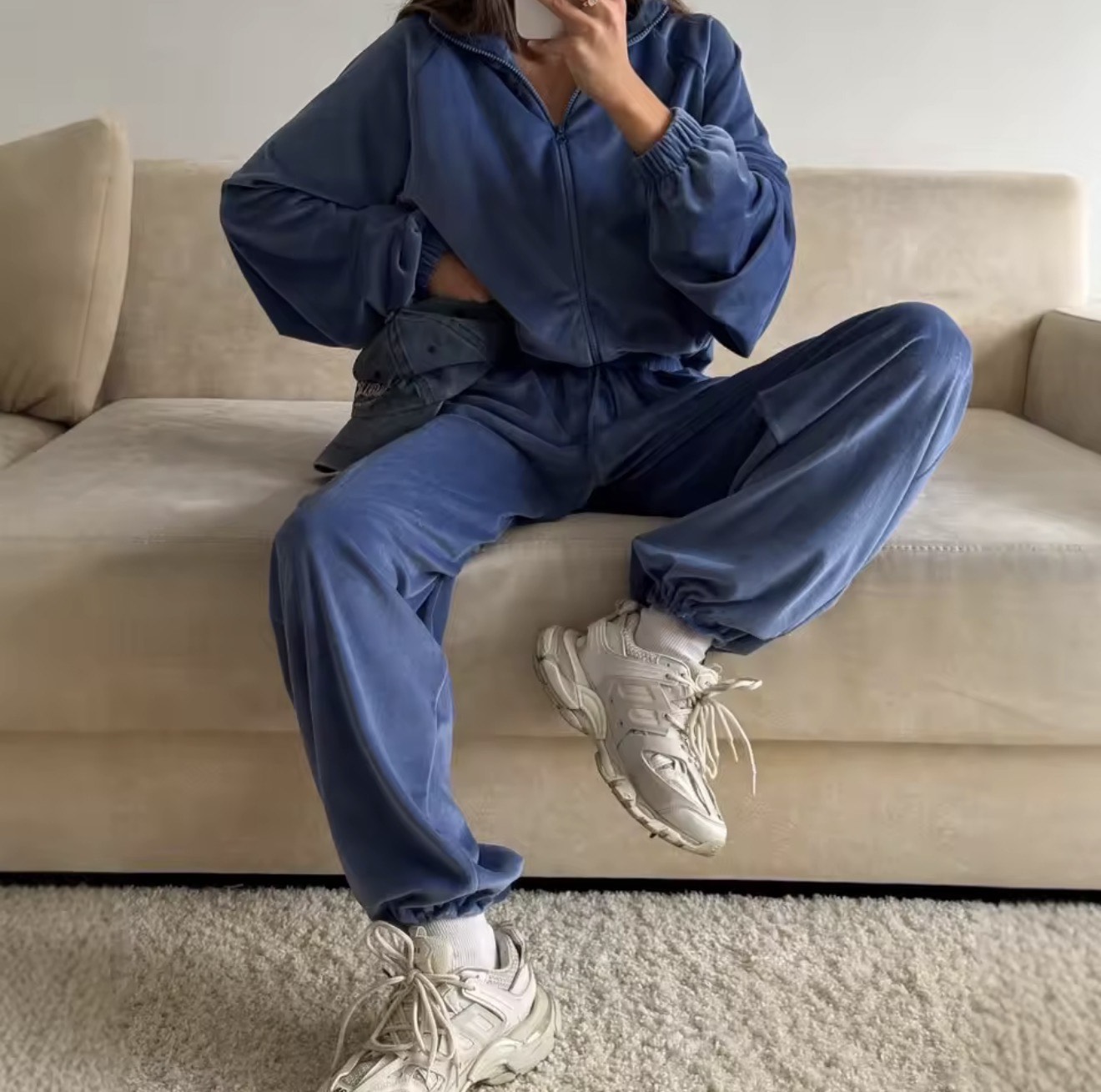 Mėlynas moteriškas kostiumas