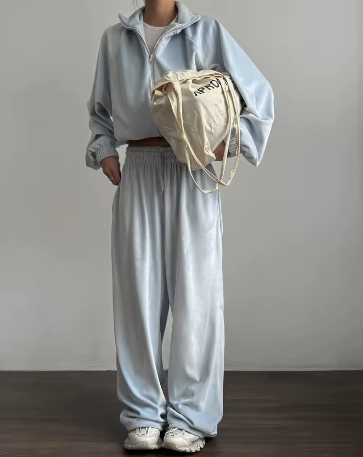 Melsvos moteriškas sportinis kostiumas