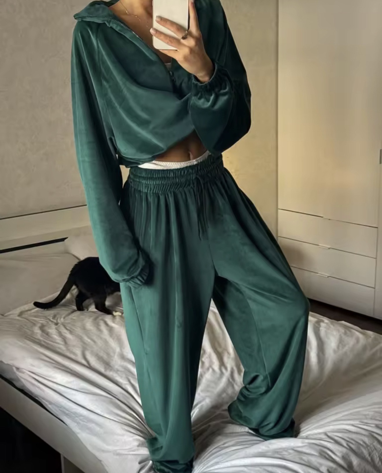 Žalias aksominis laisvalaikio kostiumas