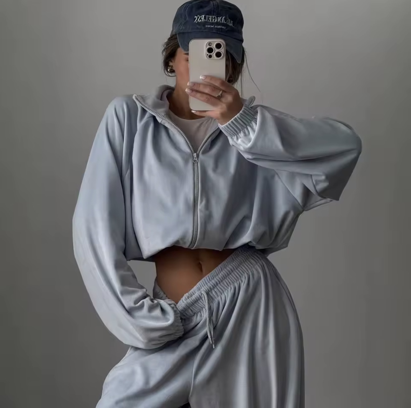 Melsvos moteriškas sportinis kostiumas