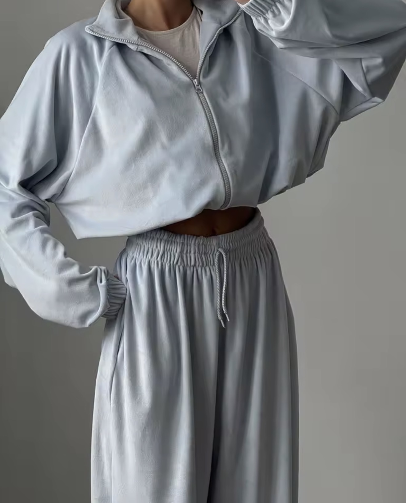 Melsvos moteriškas sportinis kostiumas