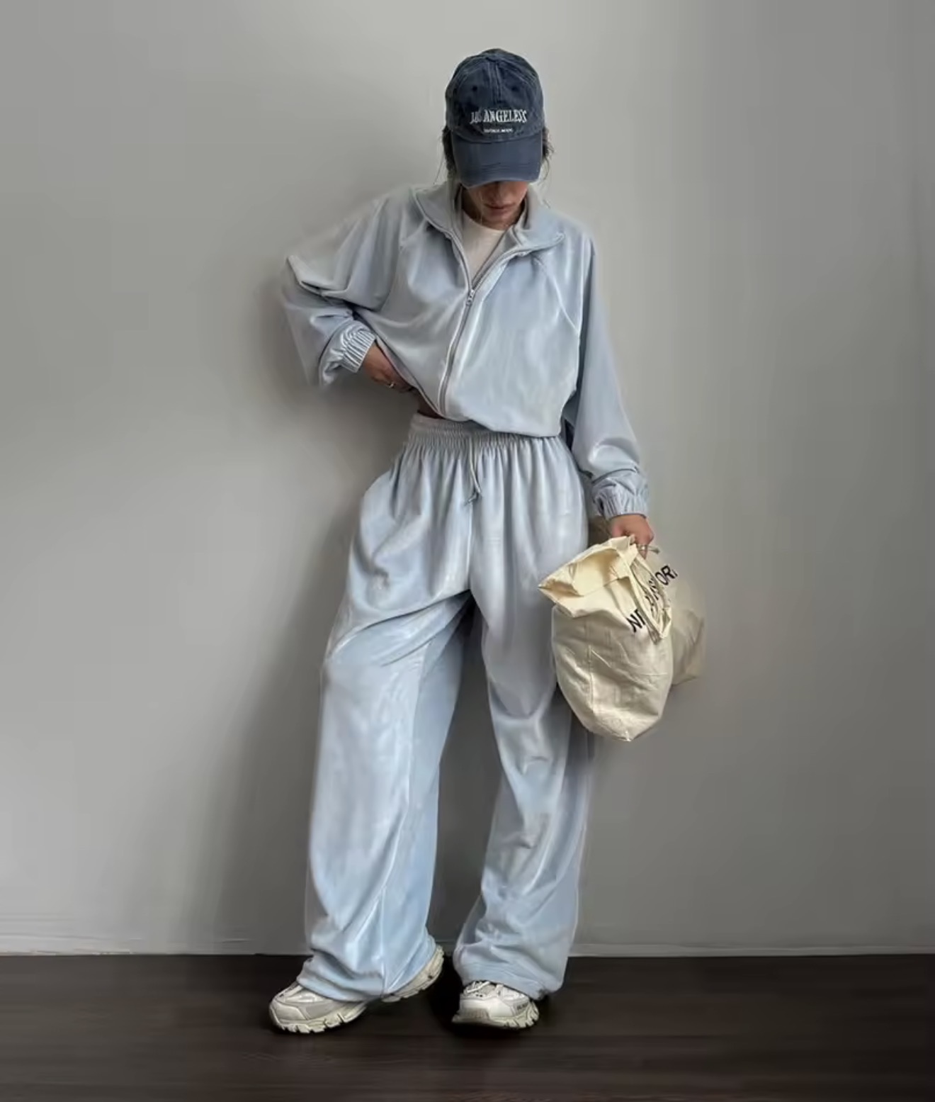 Melsvos moteriškas sportinis kostiumas