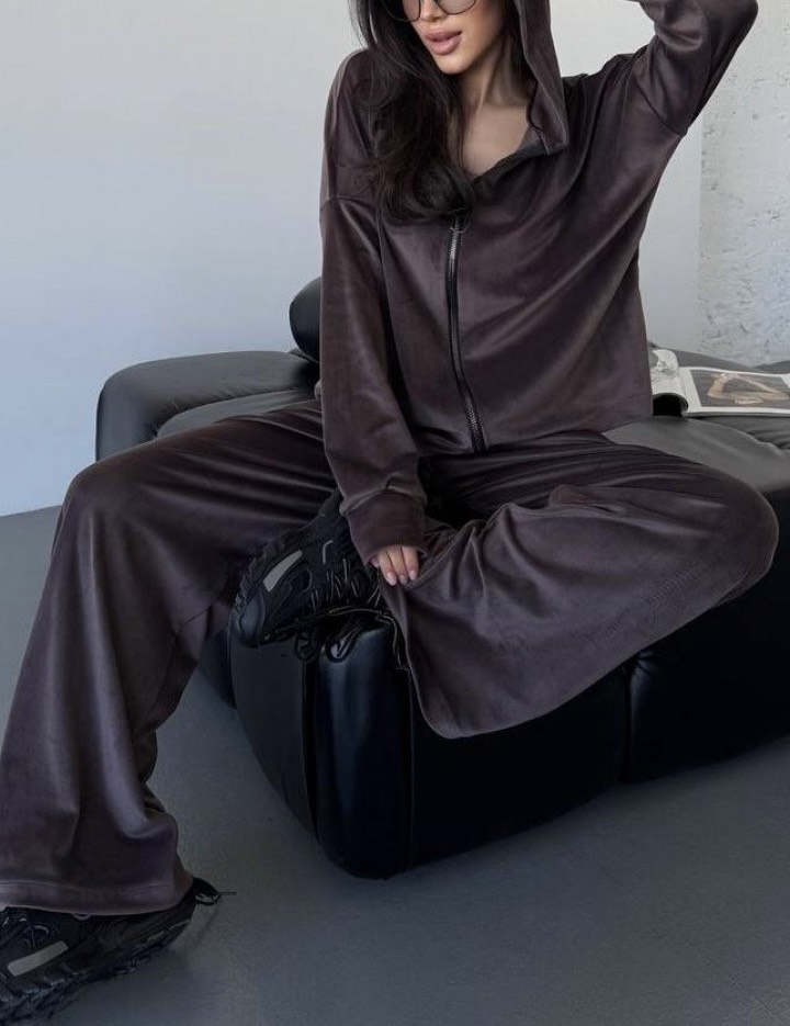 Tamsiai rudos spalvos minkštas kostiumėlis