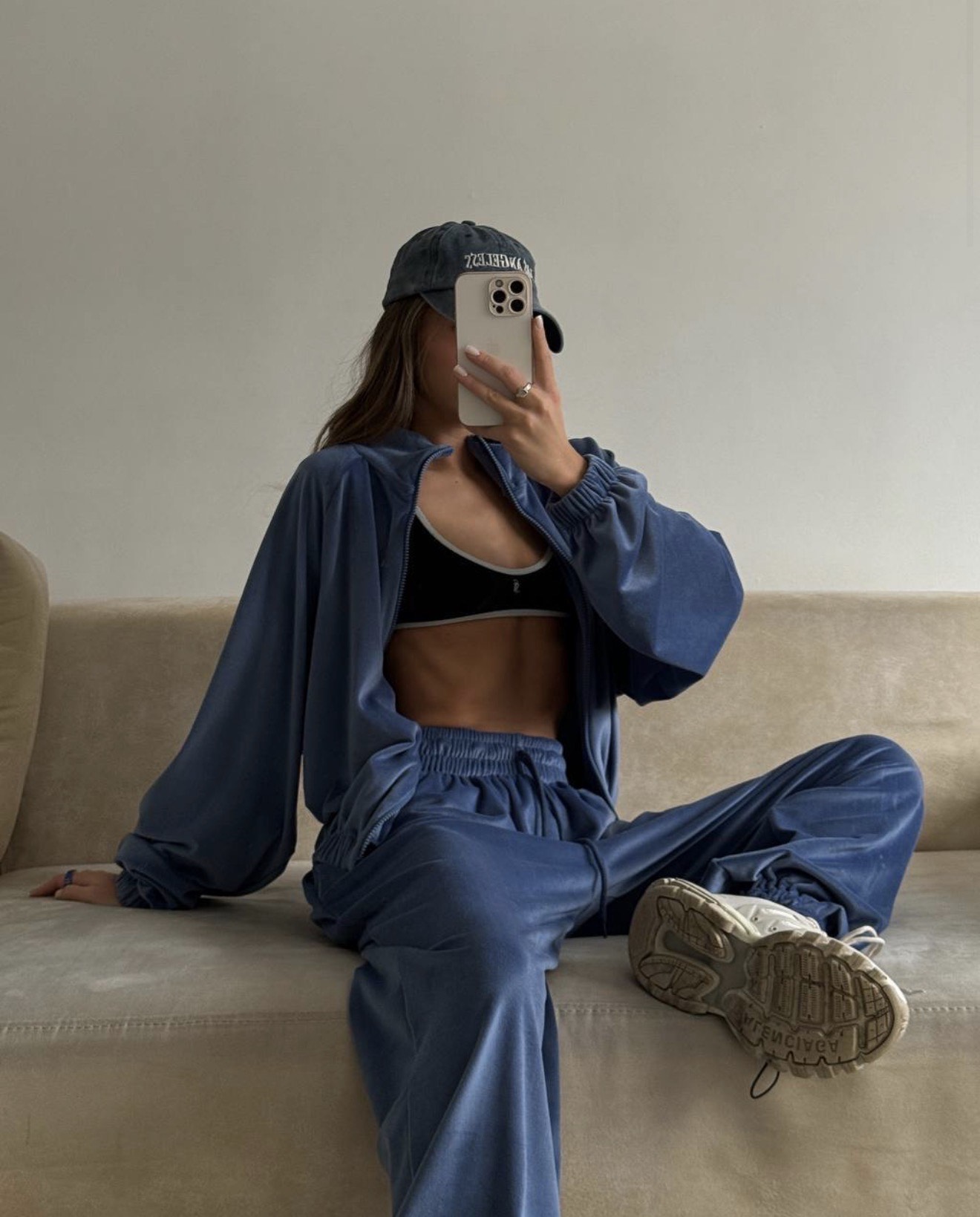 Mėlynas moteriškas kostiumas