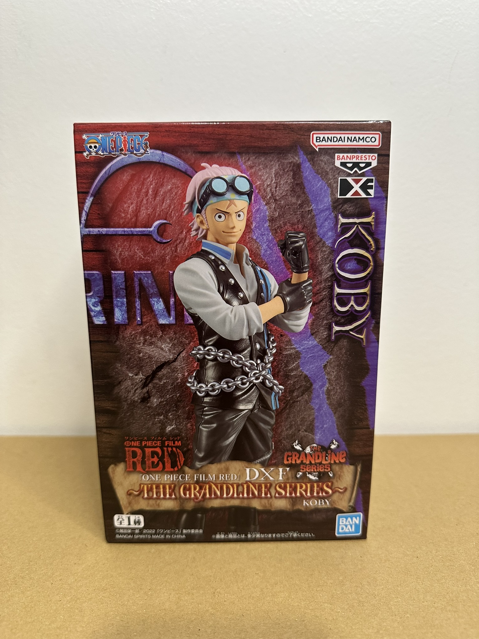 Figurine personnage manga avec lunettes et chaînes