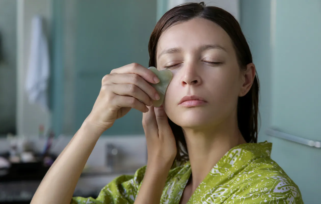 KOSMEETTINEN KIINTEYTTÄVÄ KASVOJEN GUASHA HOITO 75 min