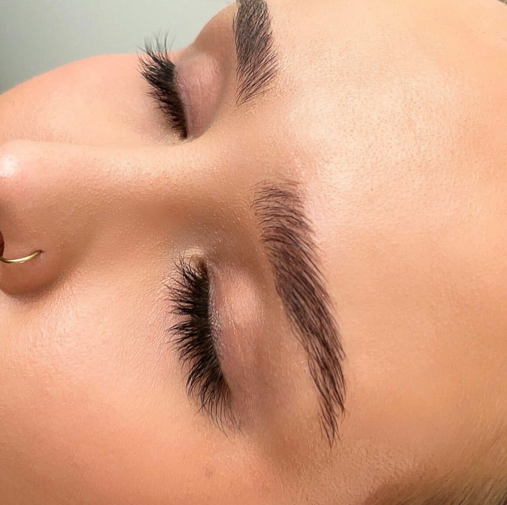 Ripsien värjäys ja kulmien kestovärjäys ja muotoilu (pinsettiä) 30 min