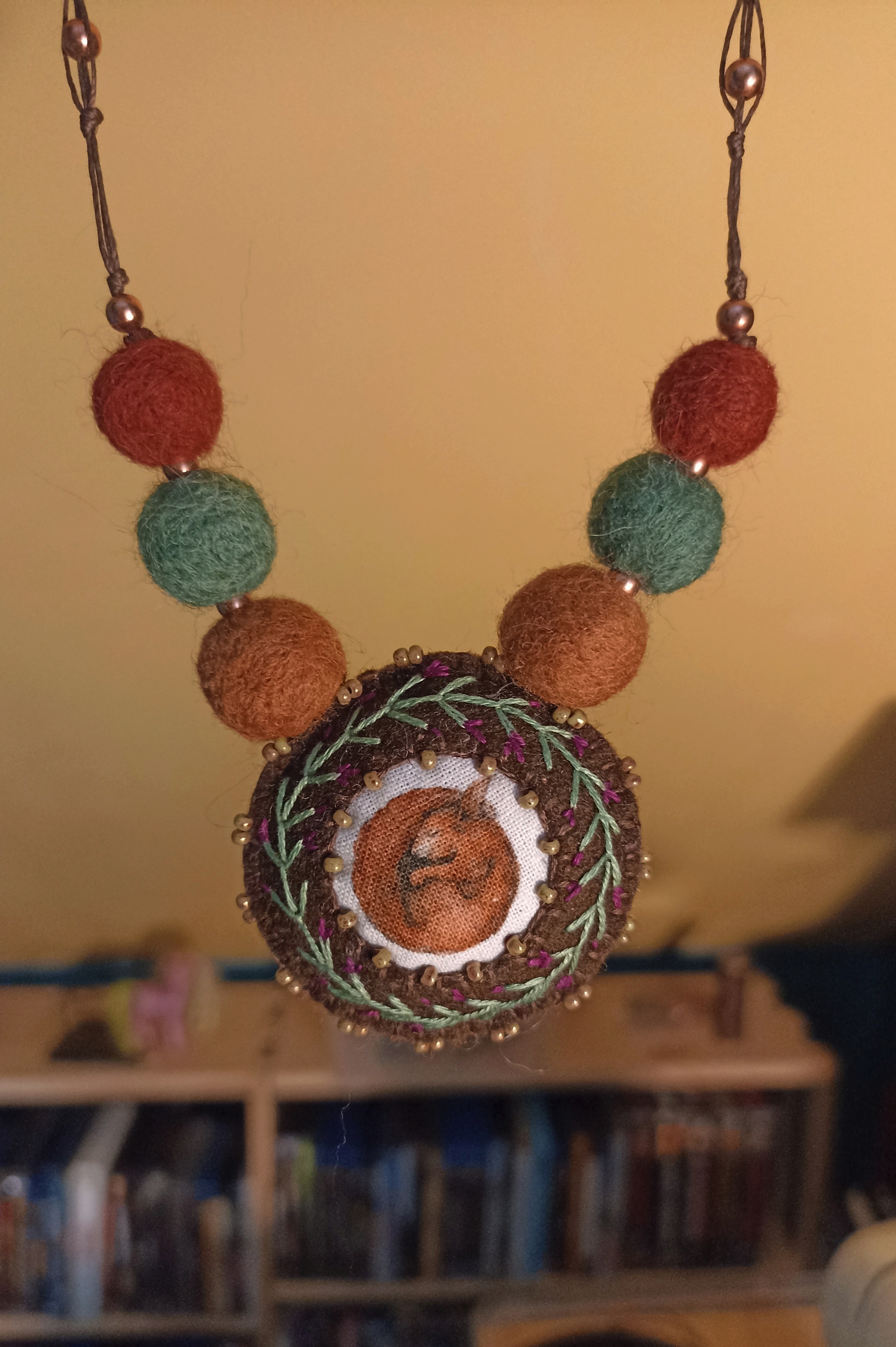 Collier pendentif feutrine brodée et perles, tissu écureuil, perles de laine feutrée 