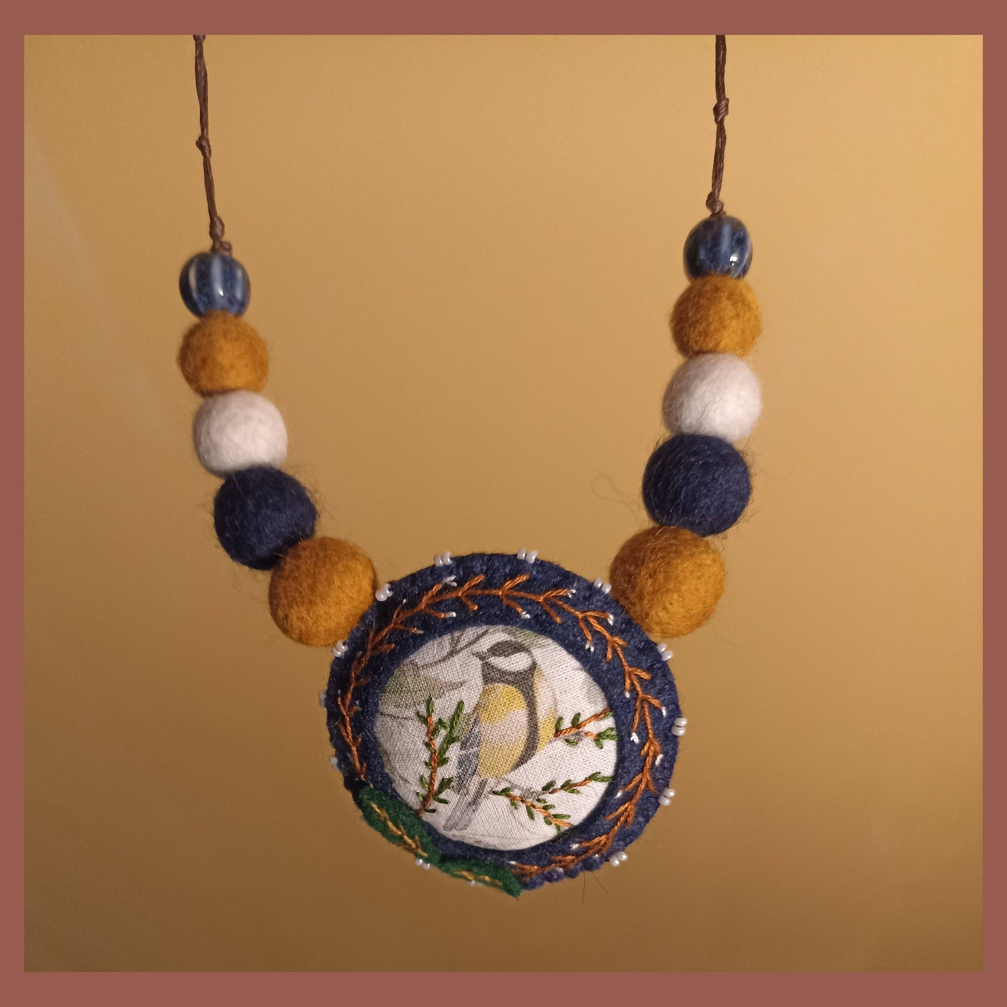 Collier laine feutrée, pendentif feutrine brodée, fil lin, perles céramiques