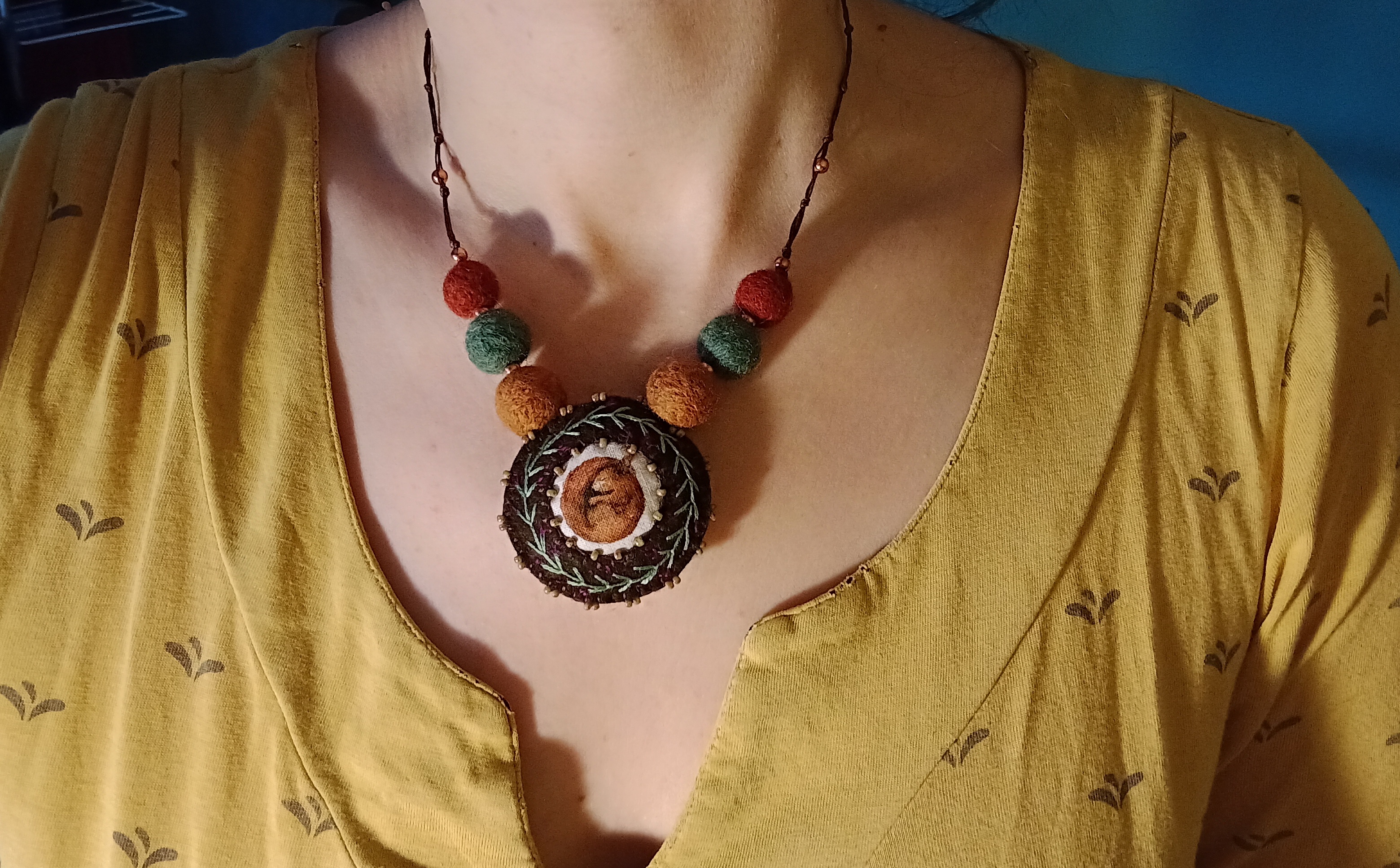 Collier pendentif feutrine brodée et perles, tissu écureuil, perles de laine feutrée 