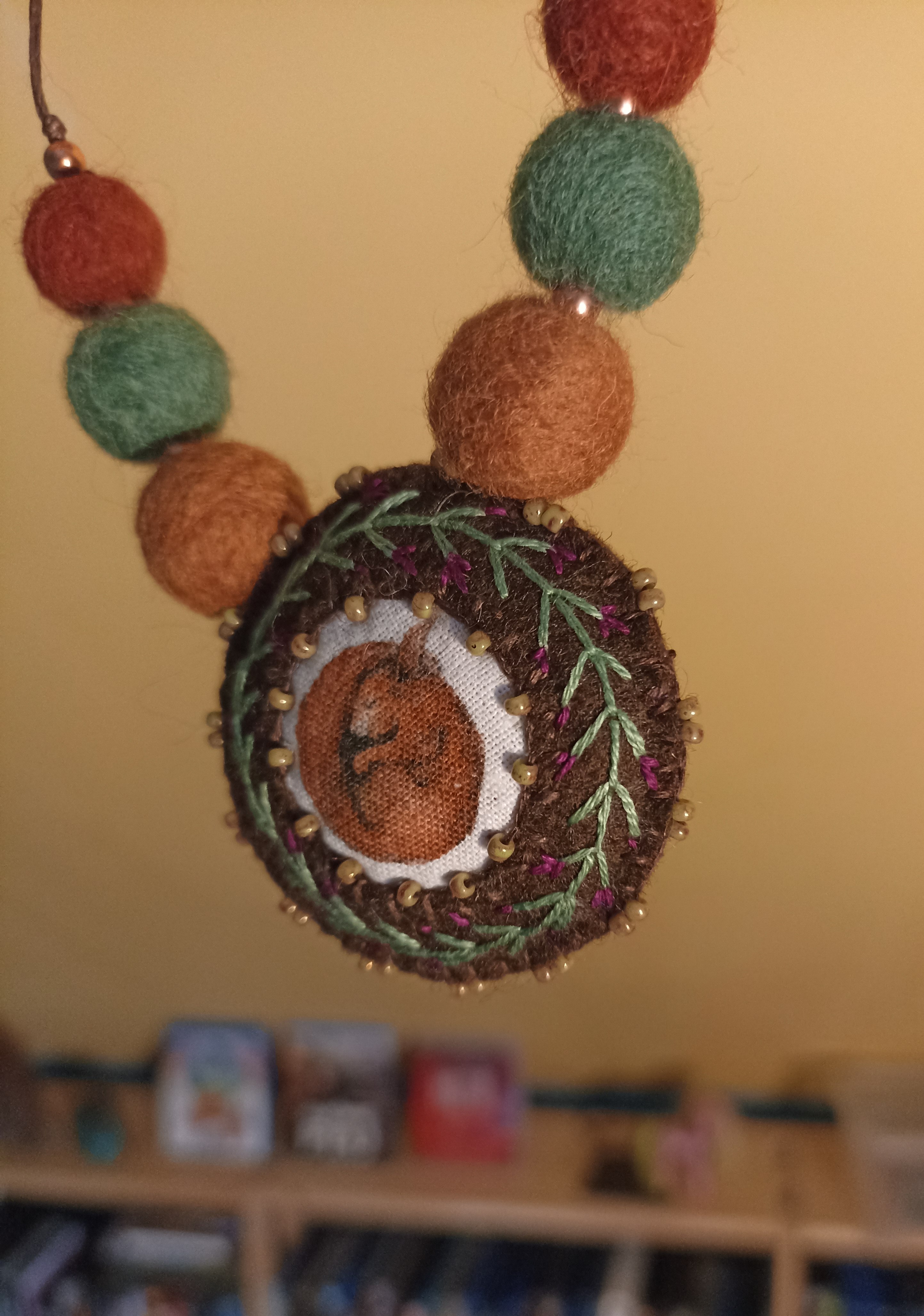 Collier pendentif feutrine brodée et perles, tissu écureuil, perles de laine feutrée 