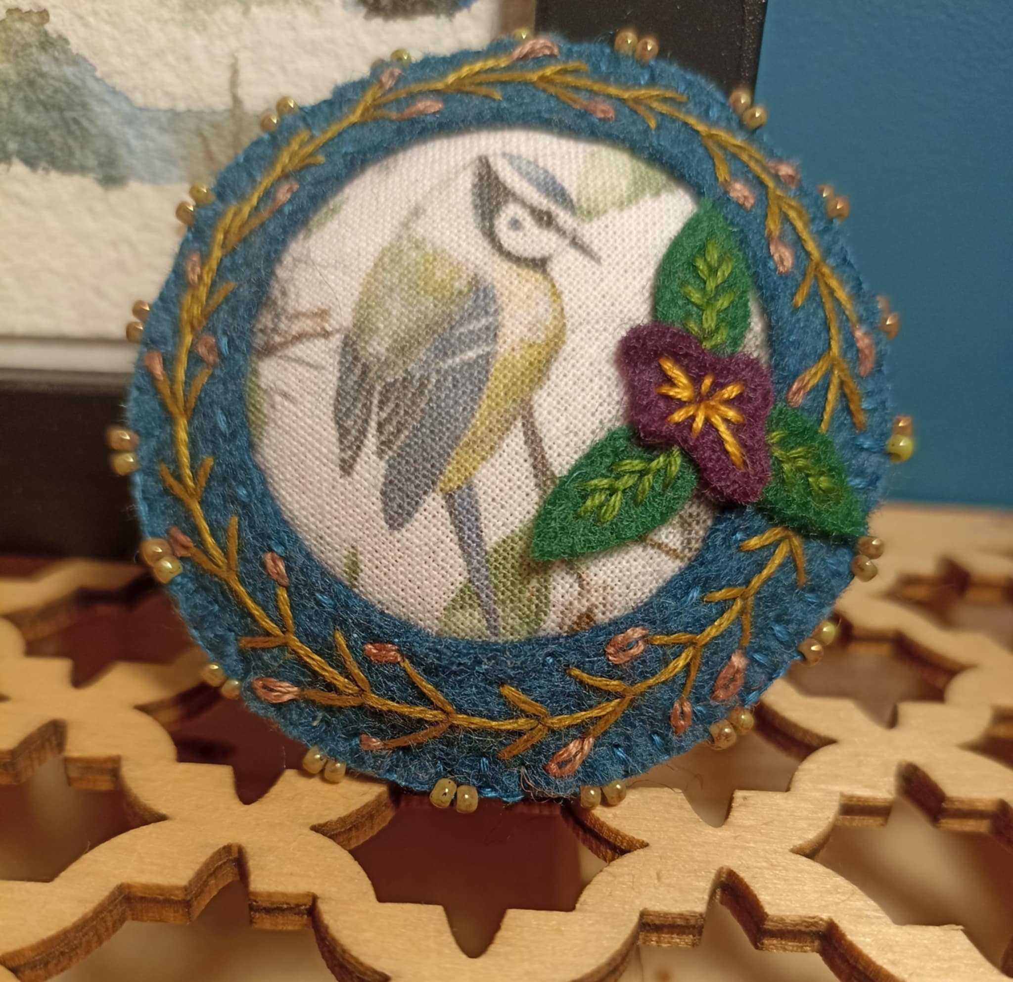 Broche feutrine brodée, tissu oiseau mésange bleue, perles de rocaille