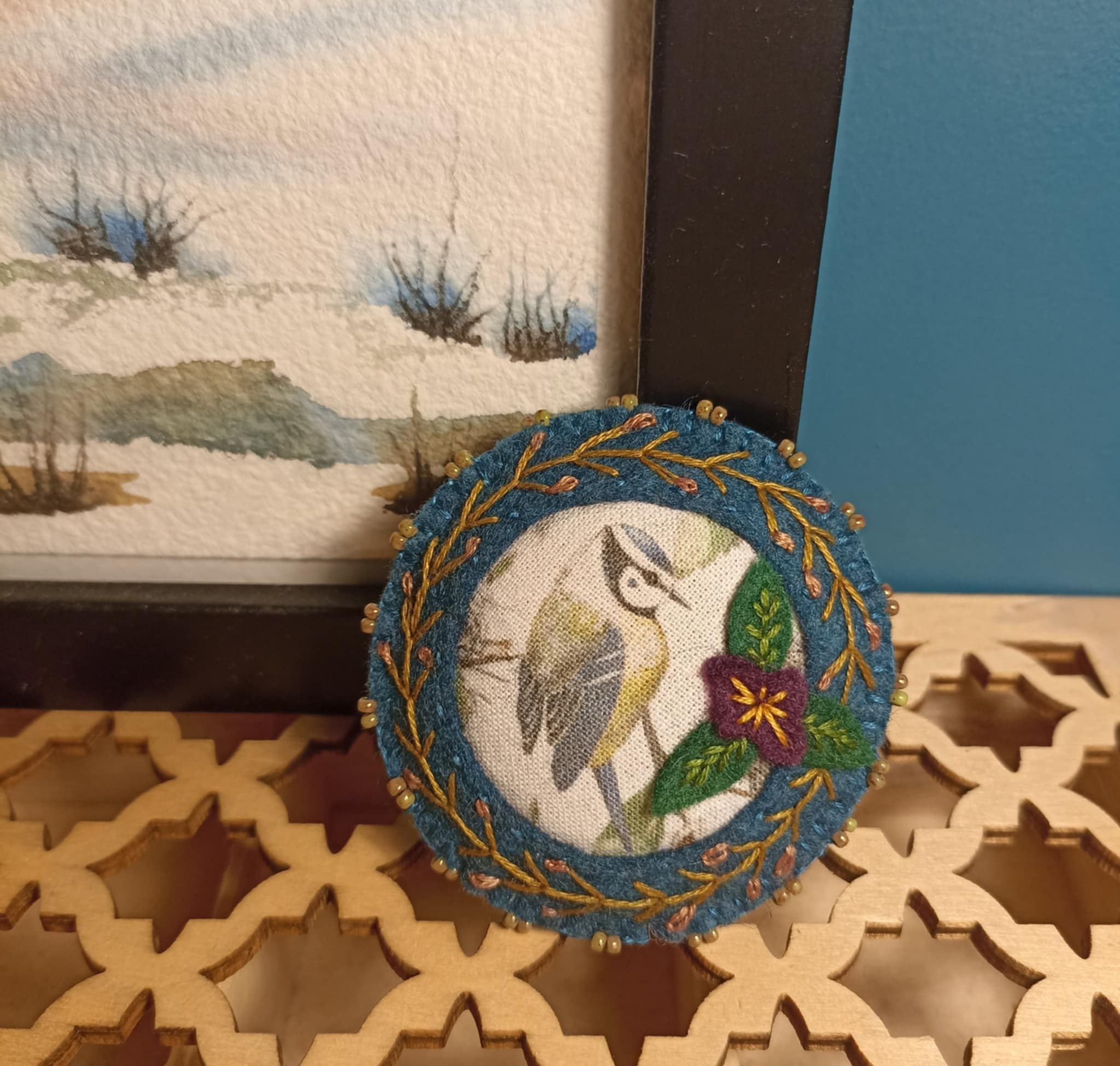 Broche feutrine brodée, tissu oiseau mésange bleue, perles de rocaille