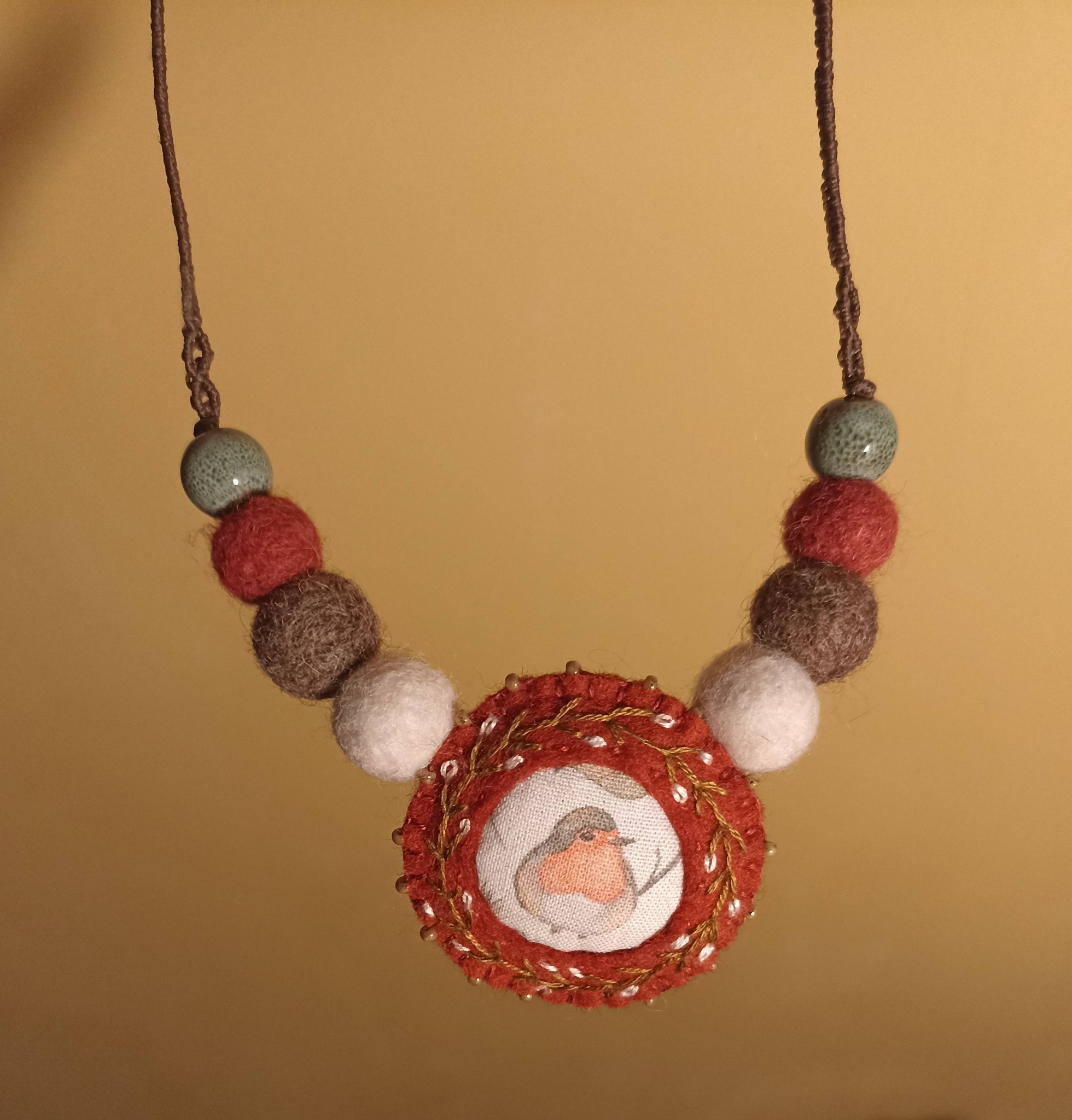 Collier laine feutrée, pendentif feutrine brodée, fil en lin