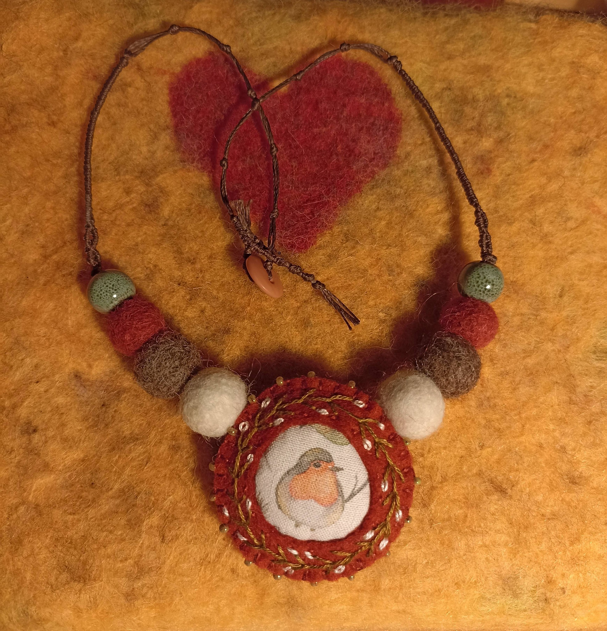 Collier laine feutrée, pendentif feutrine brodée, fil en lin