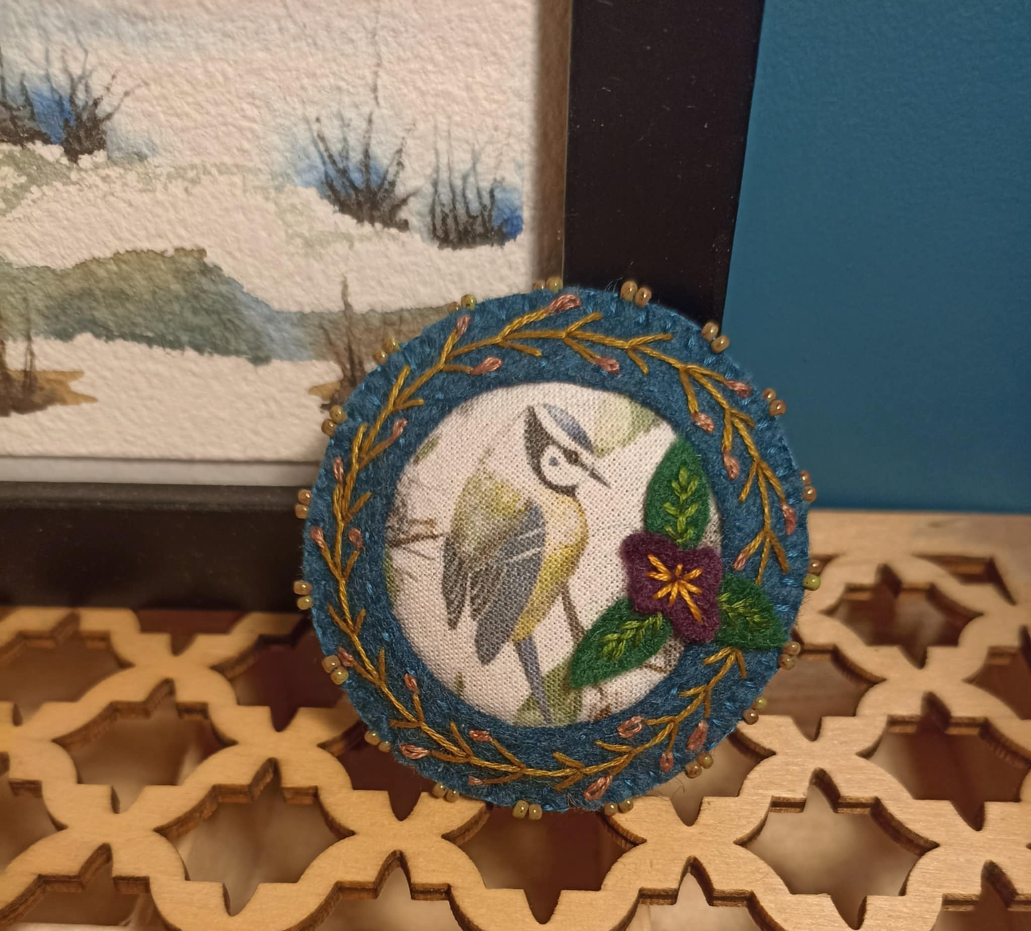 Broche feutrine brodée, tissu oiseau mésange bleue, perles de rocaille