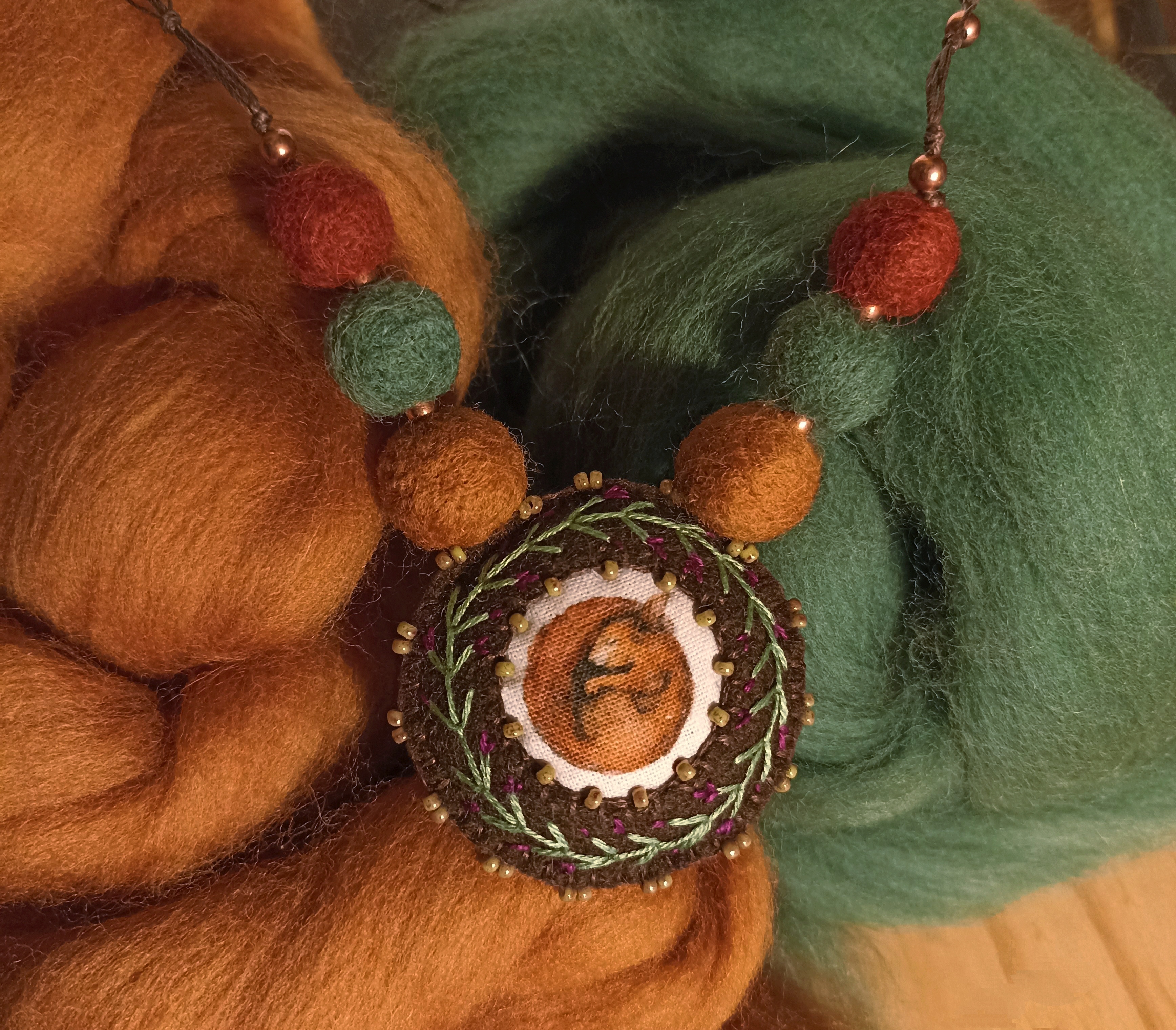 Collier pendentif feutrine brodée et perles, tissu écureuil, perles de laine feutrée 