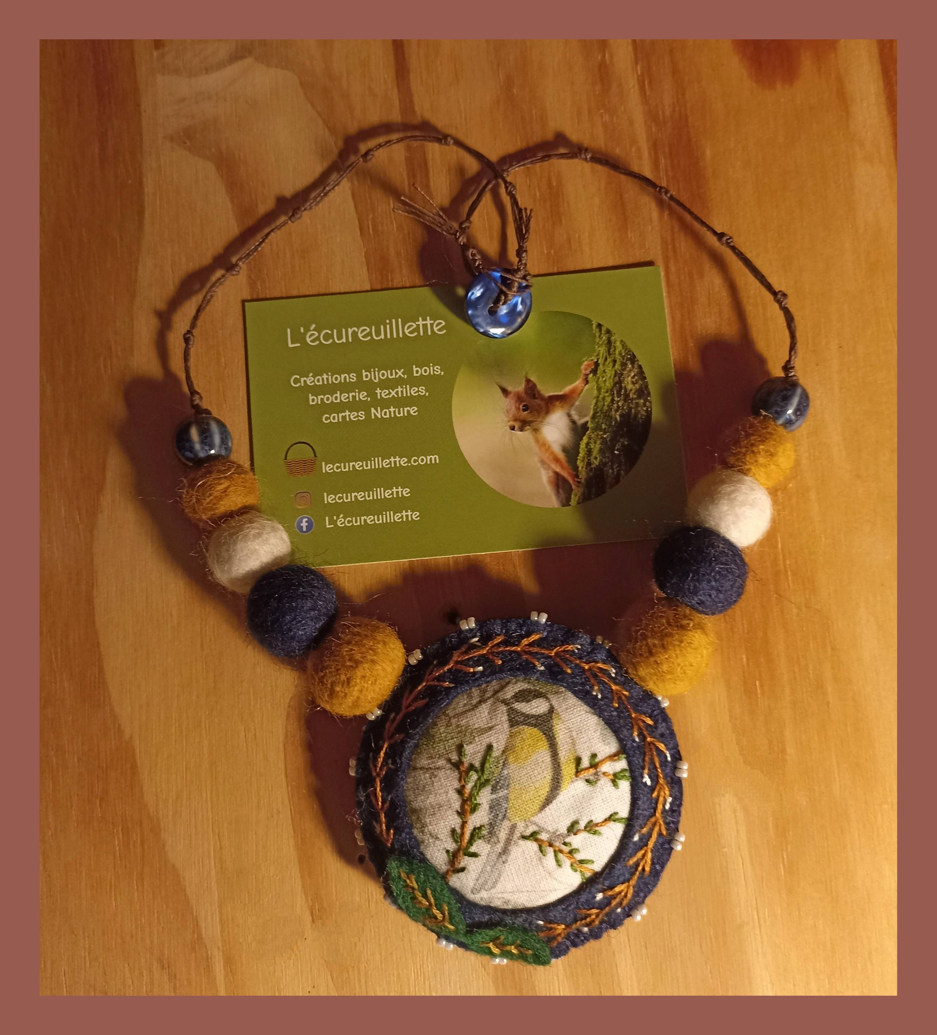 Collier laine feutrée, pendentif feutrine brodée, fil lin, perles céramiques