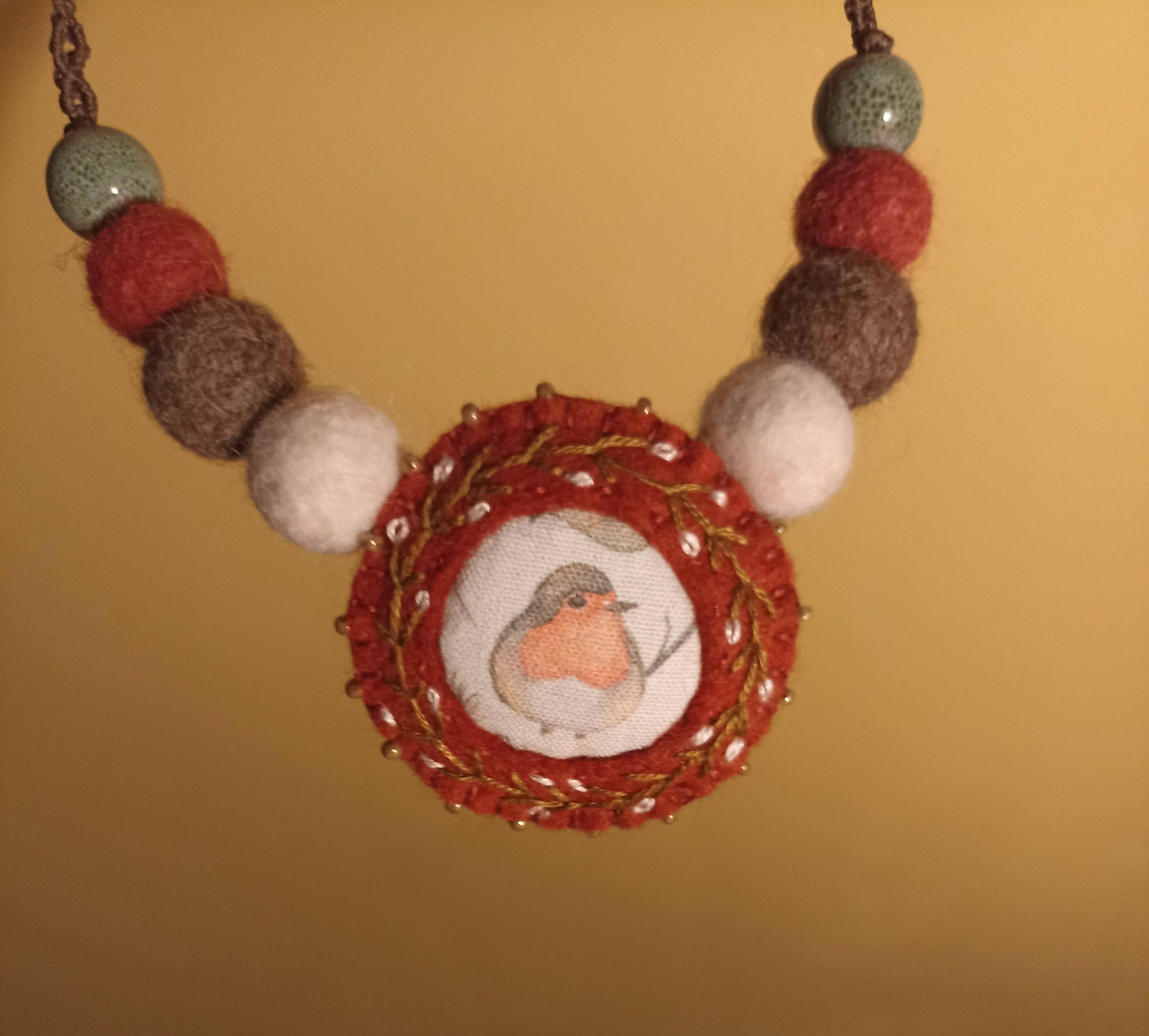 Collier laine feutrée, pendentif feutrine brodée, fil en lin