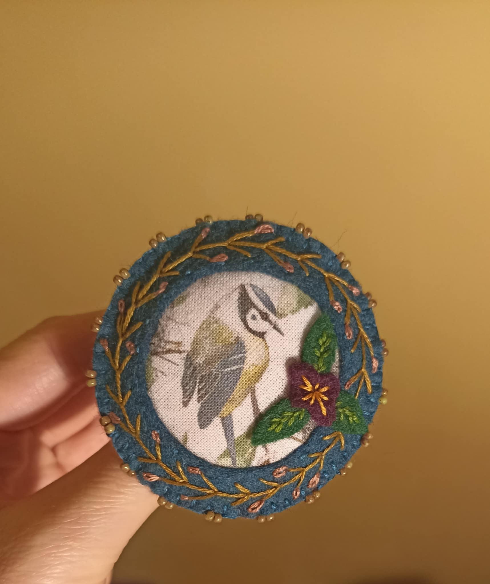 Broche feutrine brodée, tissu oiseau mésange bleue, perles de rocaille