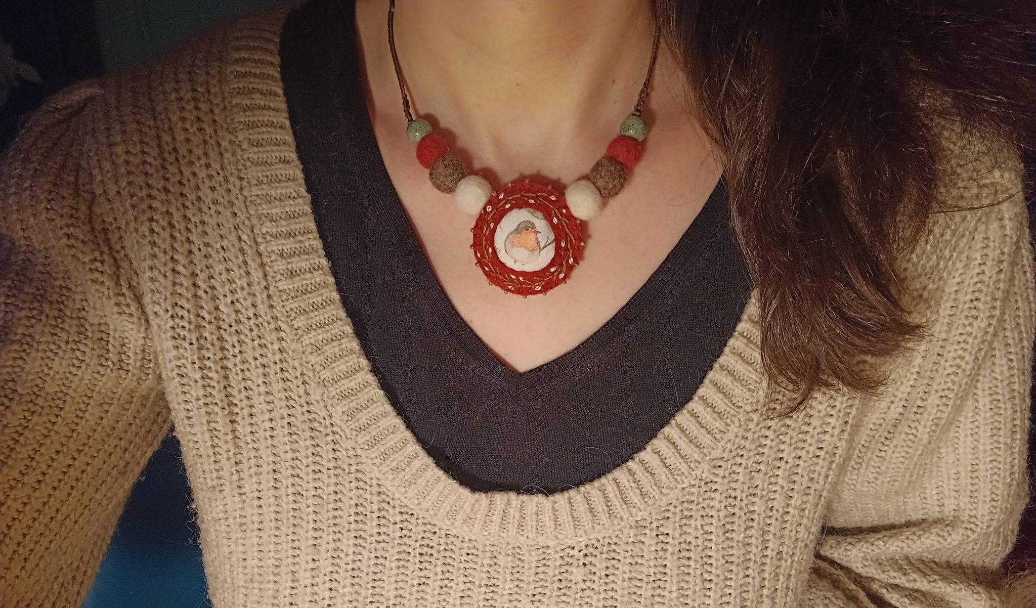 Collier laine feutrée, pendentif feutrine brodée, fil en lin