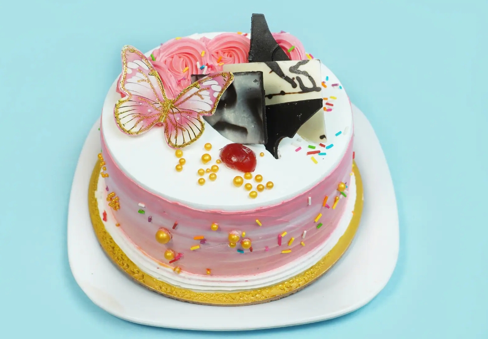 Eggless strawberry cake