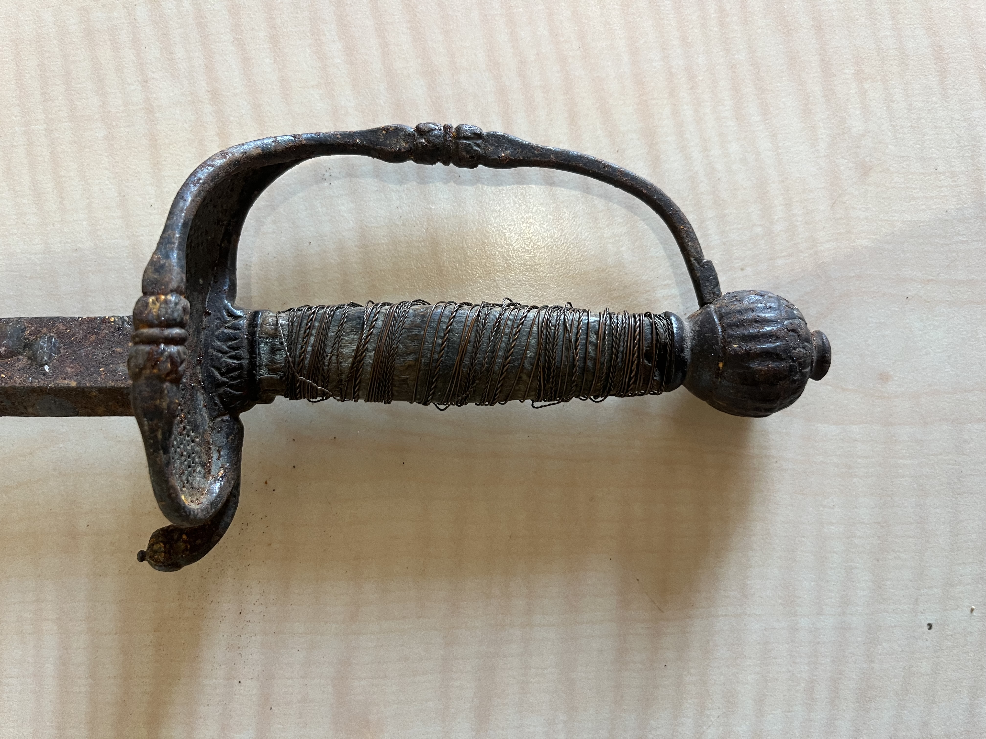 Épée de Cour du XVIIIe Siècle – Style Louis XV / Louis XVI  Description de l'objet