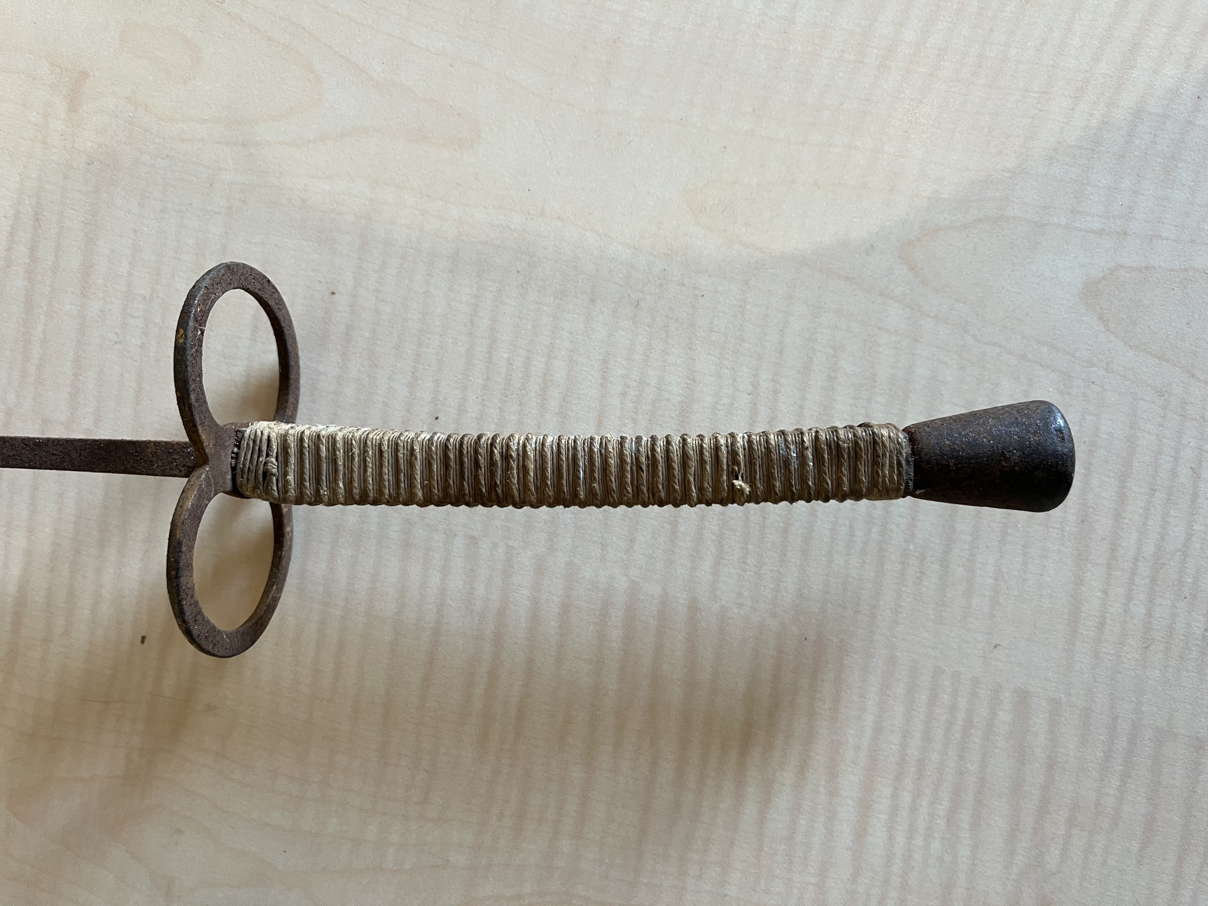 2 épées anciennes au style sobre et authentique.