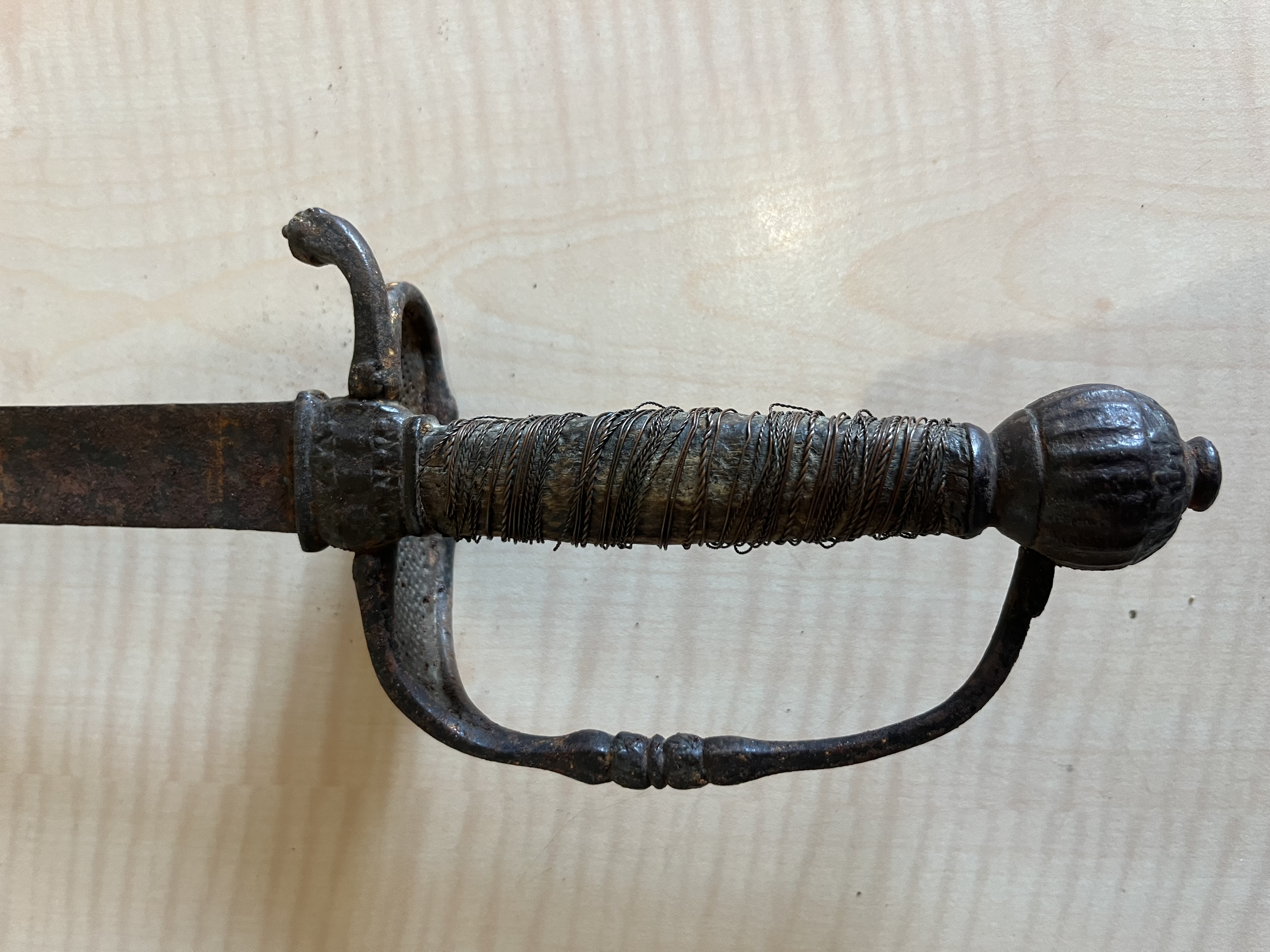 Épée de Cour du XVIIIe Siècle – Style Louis XV / Louis XVI  Description de l'objet