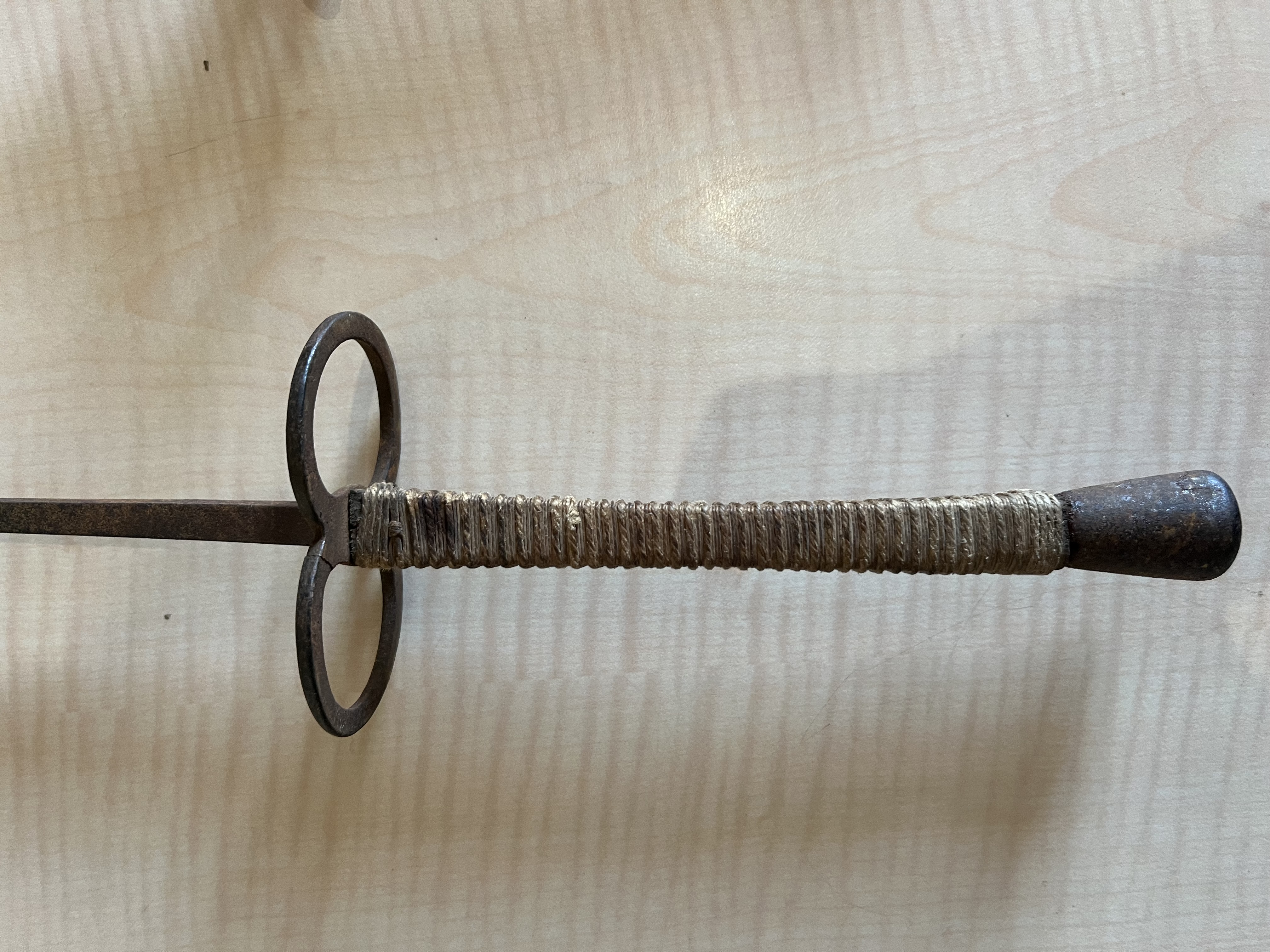 2 épées anciennes au style sobre et authentique.