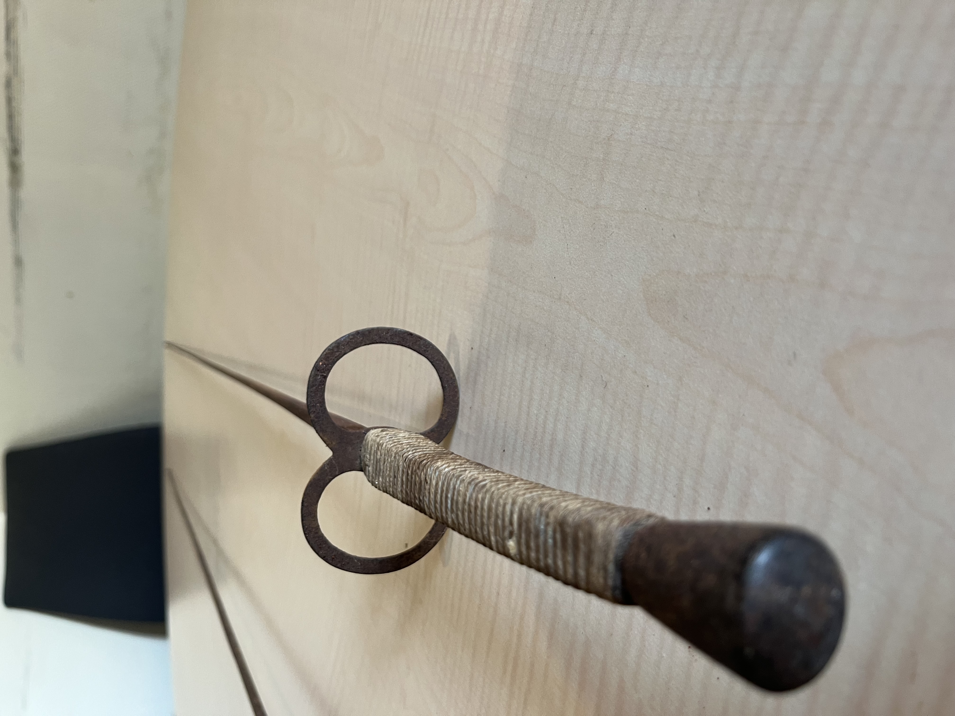 2 épées anciennes au style sobre et authentique.