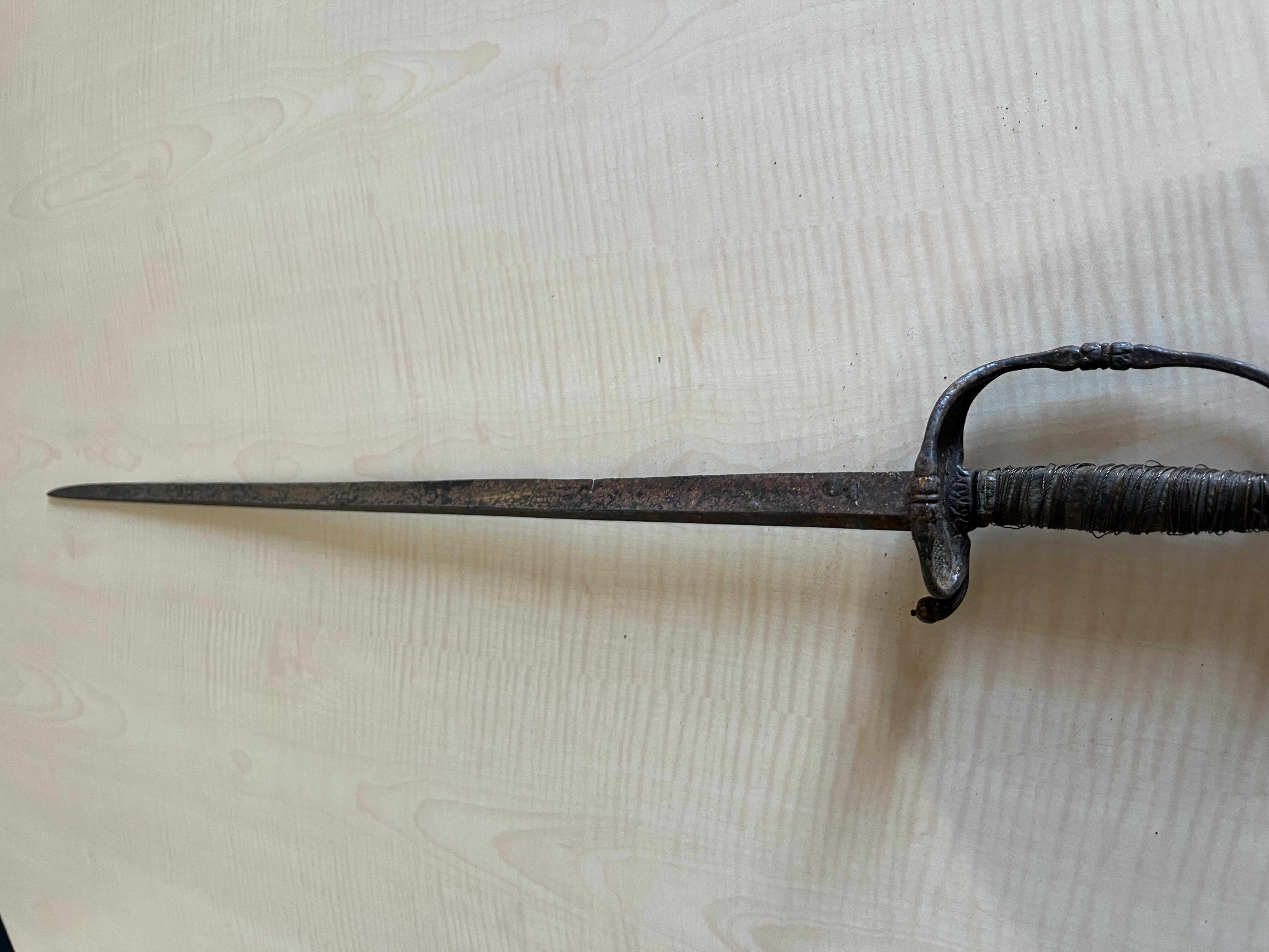 Épée de Cour du XVIIIe Siècle – Style Louis XV / Louis XVI  Description de l'objet