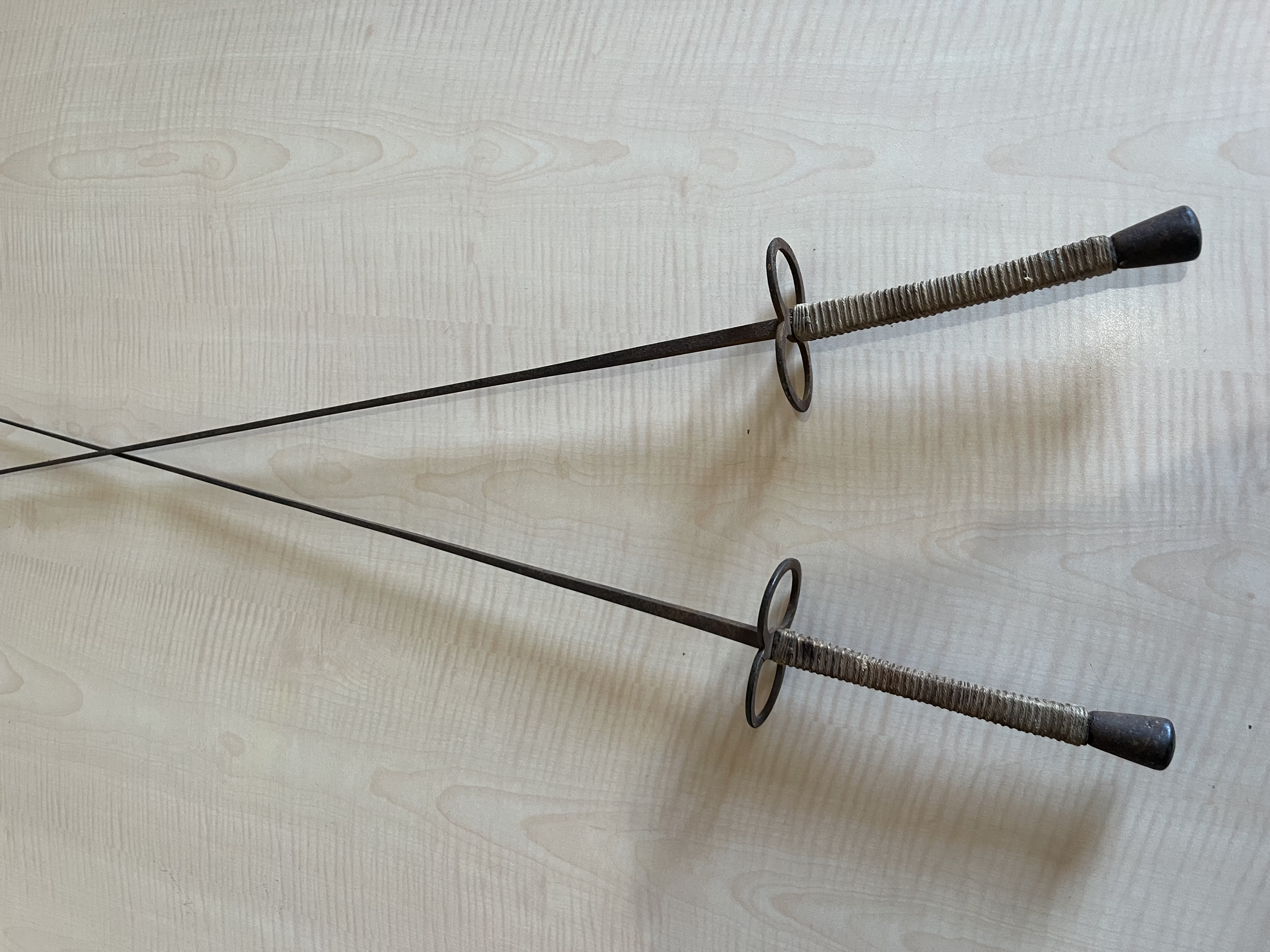 2 épées anciennes au style sobre et authentique.