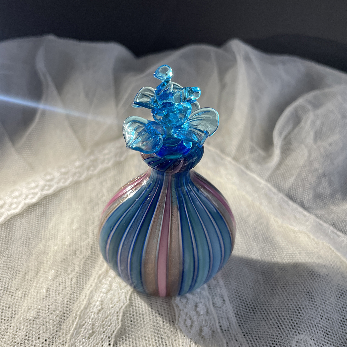 Sticlă de parfum din sticlă artistică Murano, realizată manual, cu dop sculptural – c. 1980