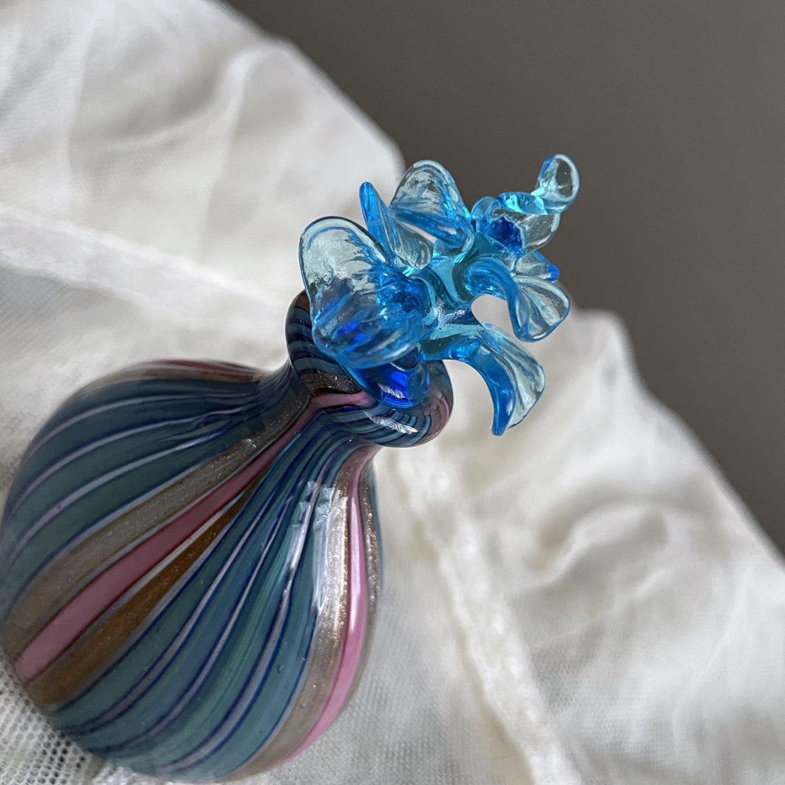 Sticlă de parfum din sticlă artistică Murano, realizată manual, cu dop sculptural – c. 1980