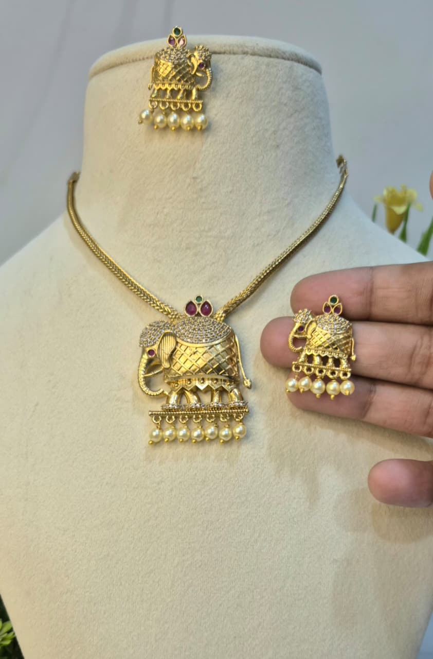 Elephant Motif Jewelry Set   suemj32