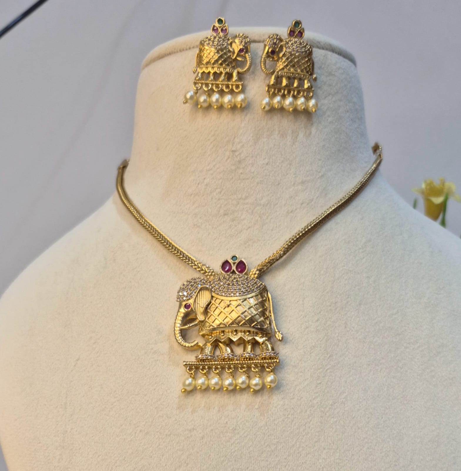 Elephant Motif Jewelry Set   suemj32