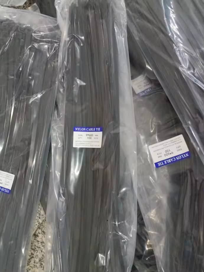 Serre-câbles en plastique 9x600