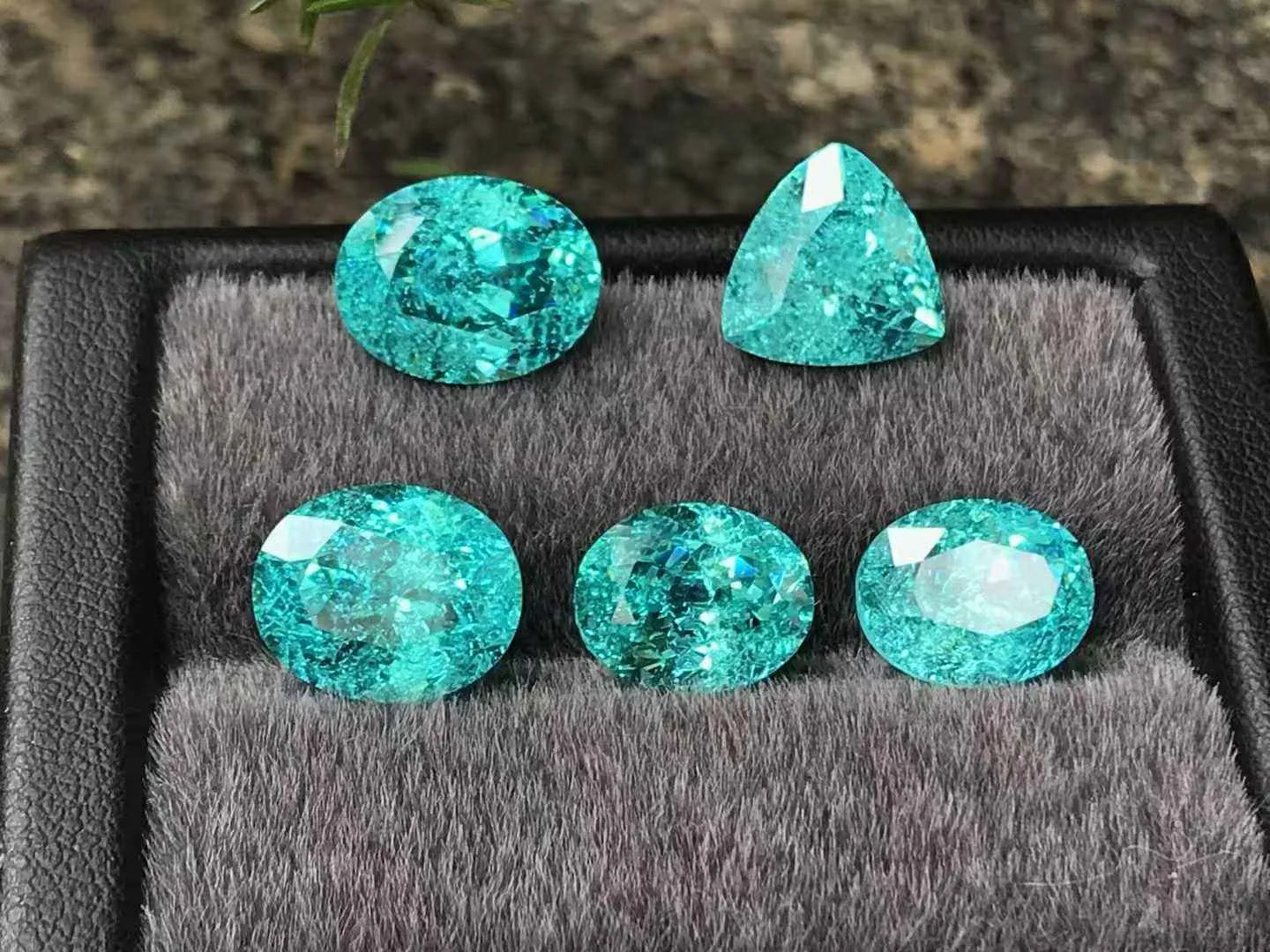 พลอยพาราอิบา ทัวร์มารีนนำแข็งสีเขียวฟ้า