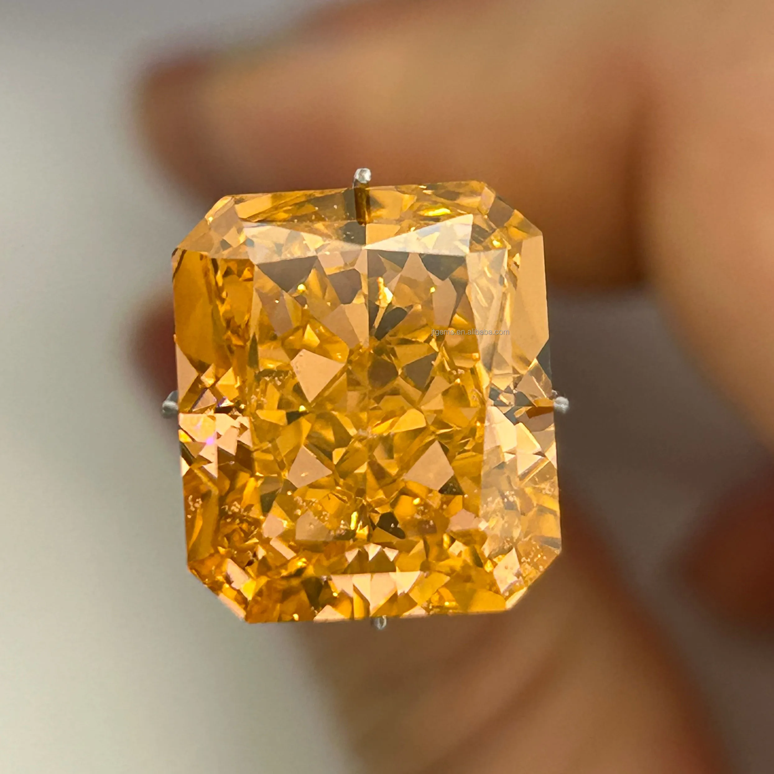 พลอยเซอร์โคเนียร์แท้ เพาะเลี้ยง สีเหลือง บุษราคัมเปล่งประกาย