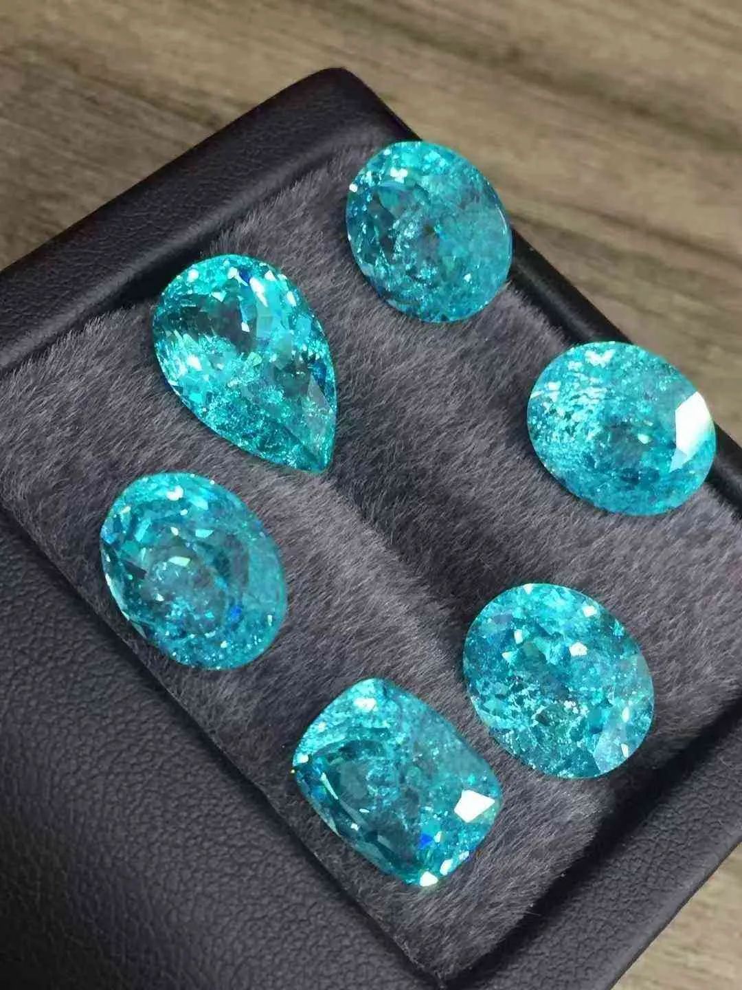 พลอยพาราอิบา ทัวร์มารีนนำแข็งสีเขียวฟ้า