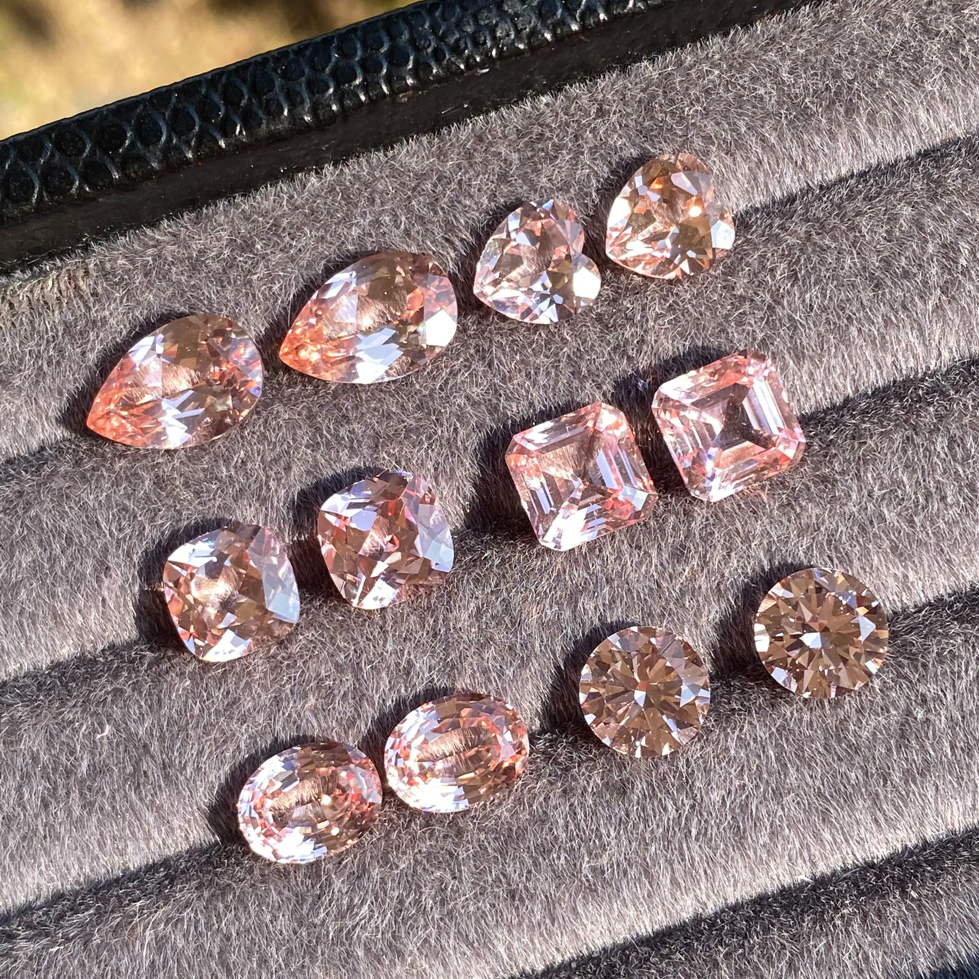 พลอยมอร์แกไนต์แซฟไฟร์เพาะเลี้ยงสีชมพู