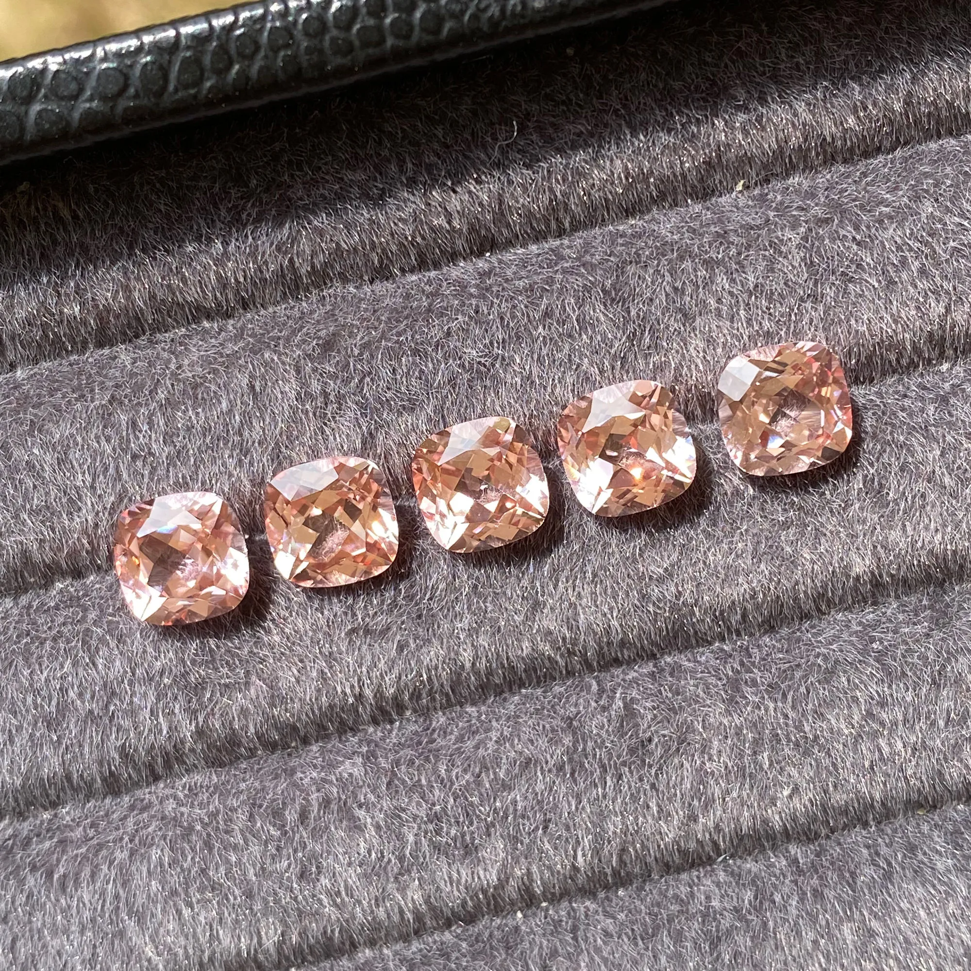 พลอยมอร์แกไนต์แซฟไฟร์เพาะเลี้ยงสีชมพู