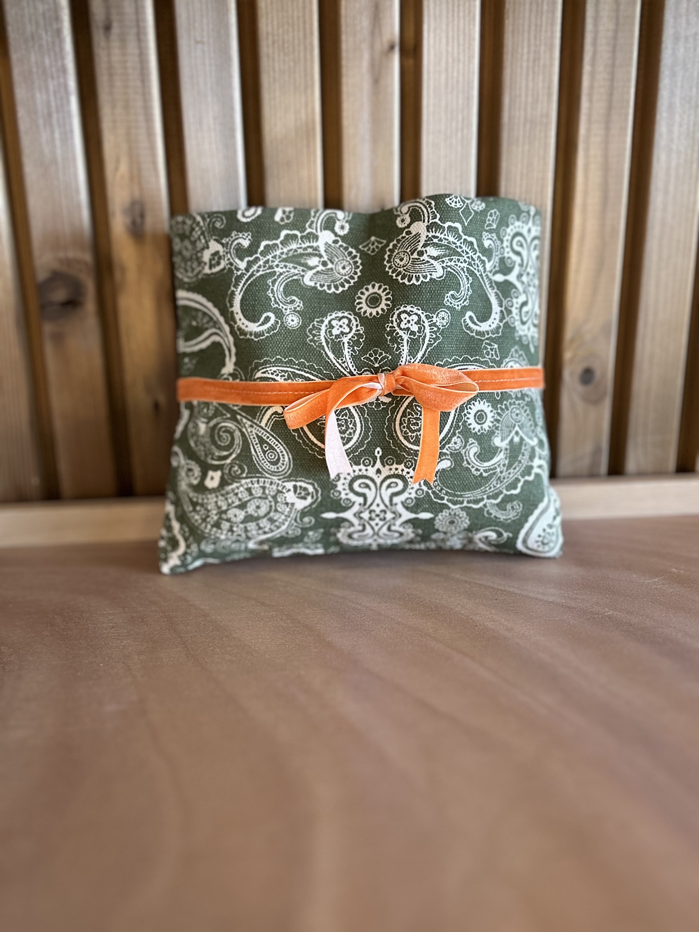 Bolsa verde com fita veludo laranja.