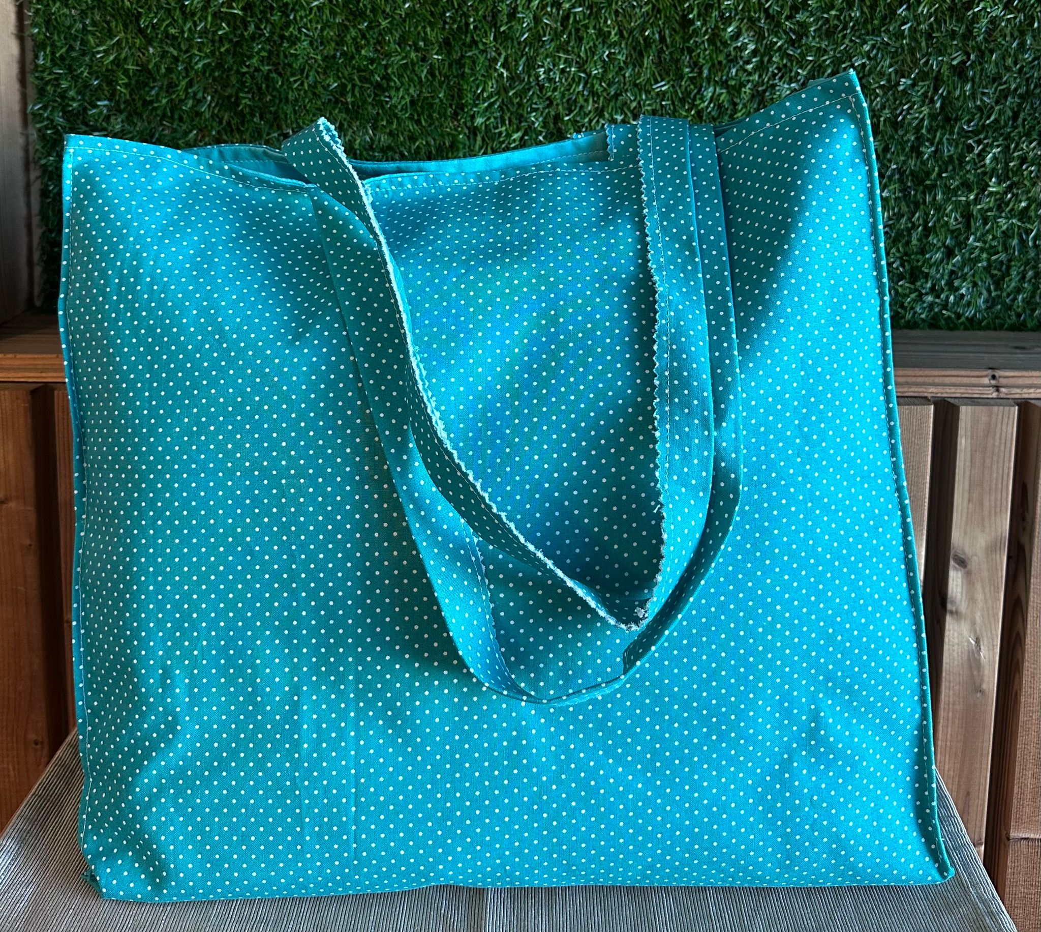 Saco de tecido azul com pintas brancas